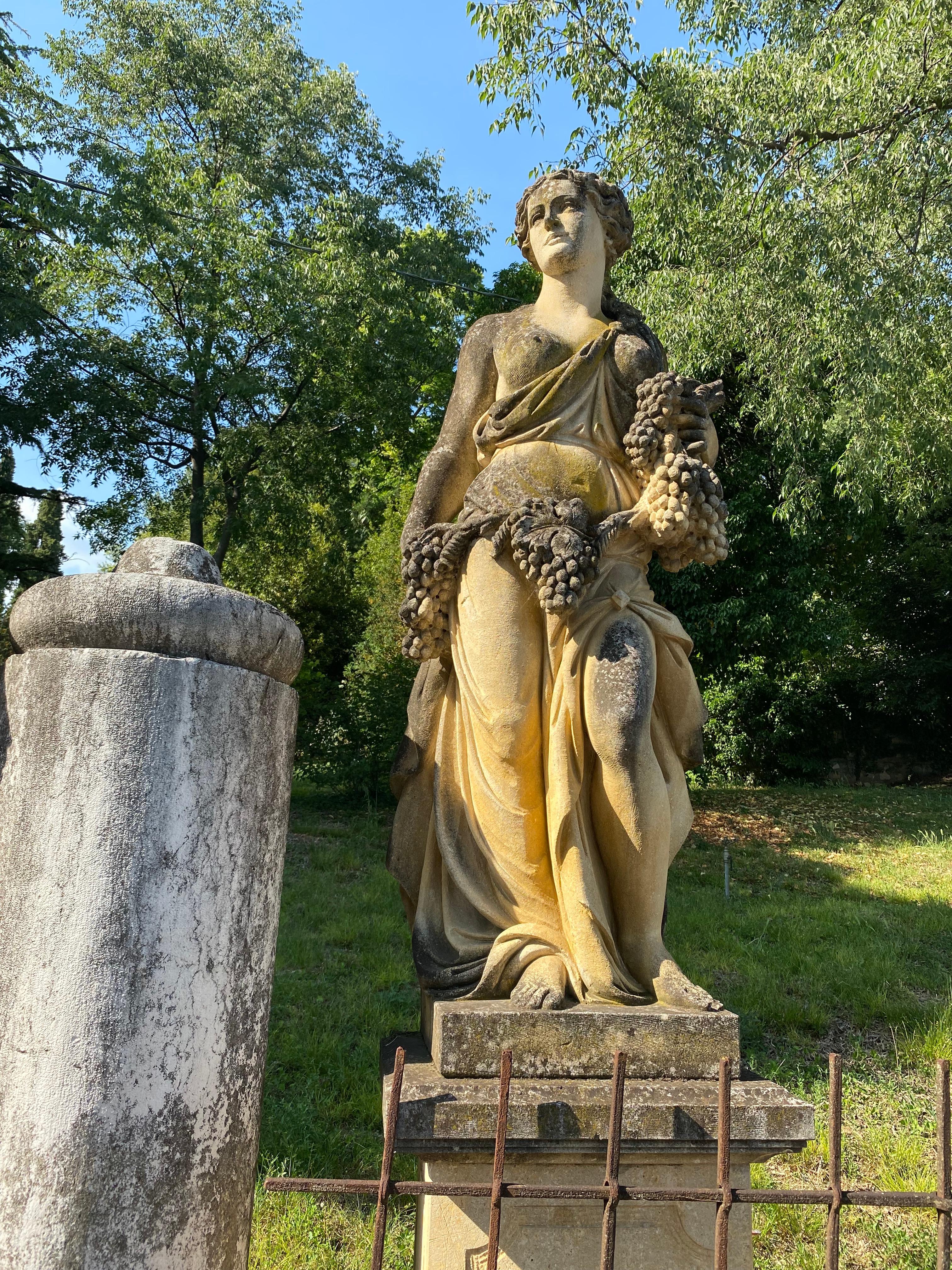 Ensemble d'extraordinaires statues italiennes en pierre représentant les quatre saisons en vente 6