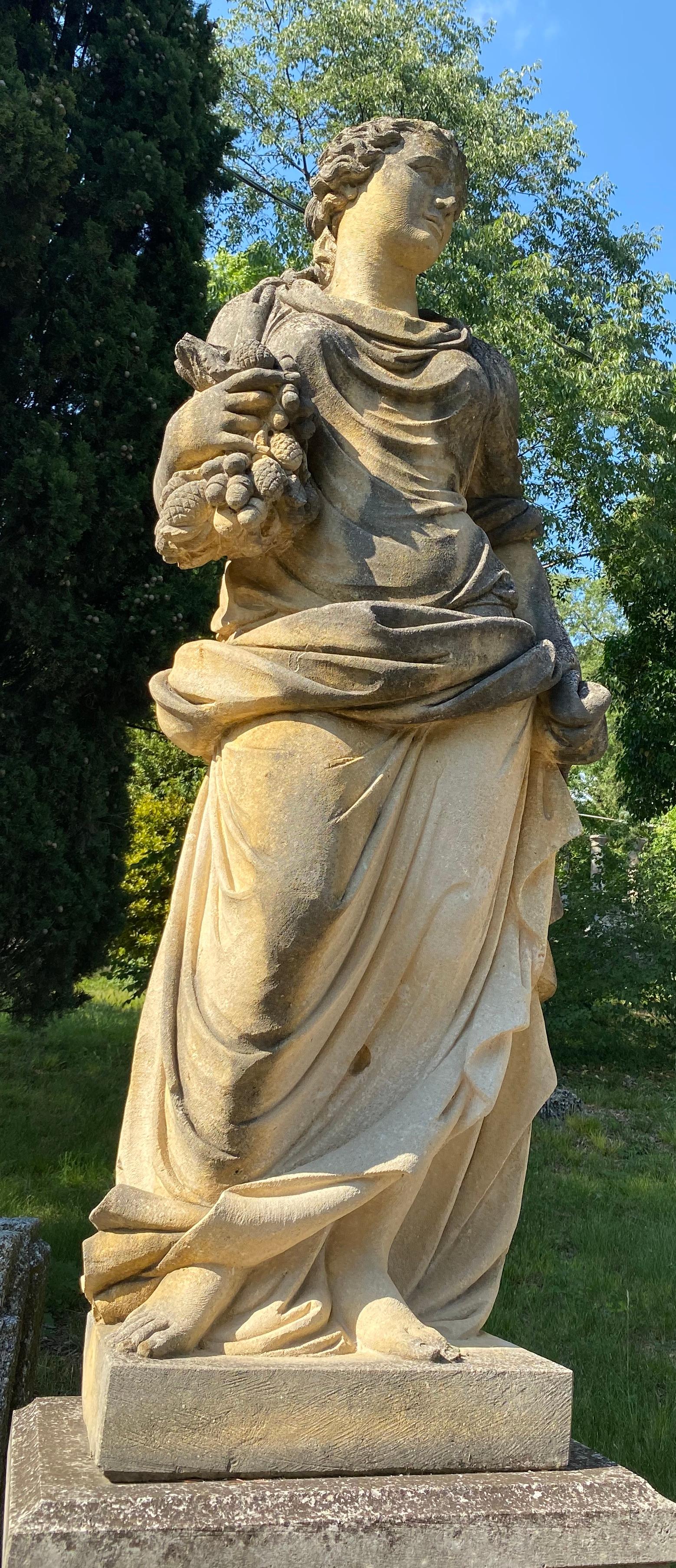 Ensemble d'extraordinaires statues italiennes en pierre représentant les quatre saisons en vente 11