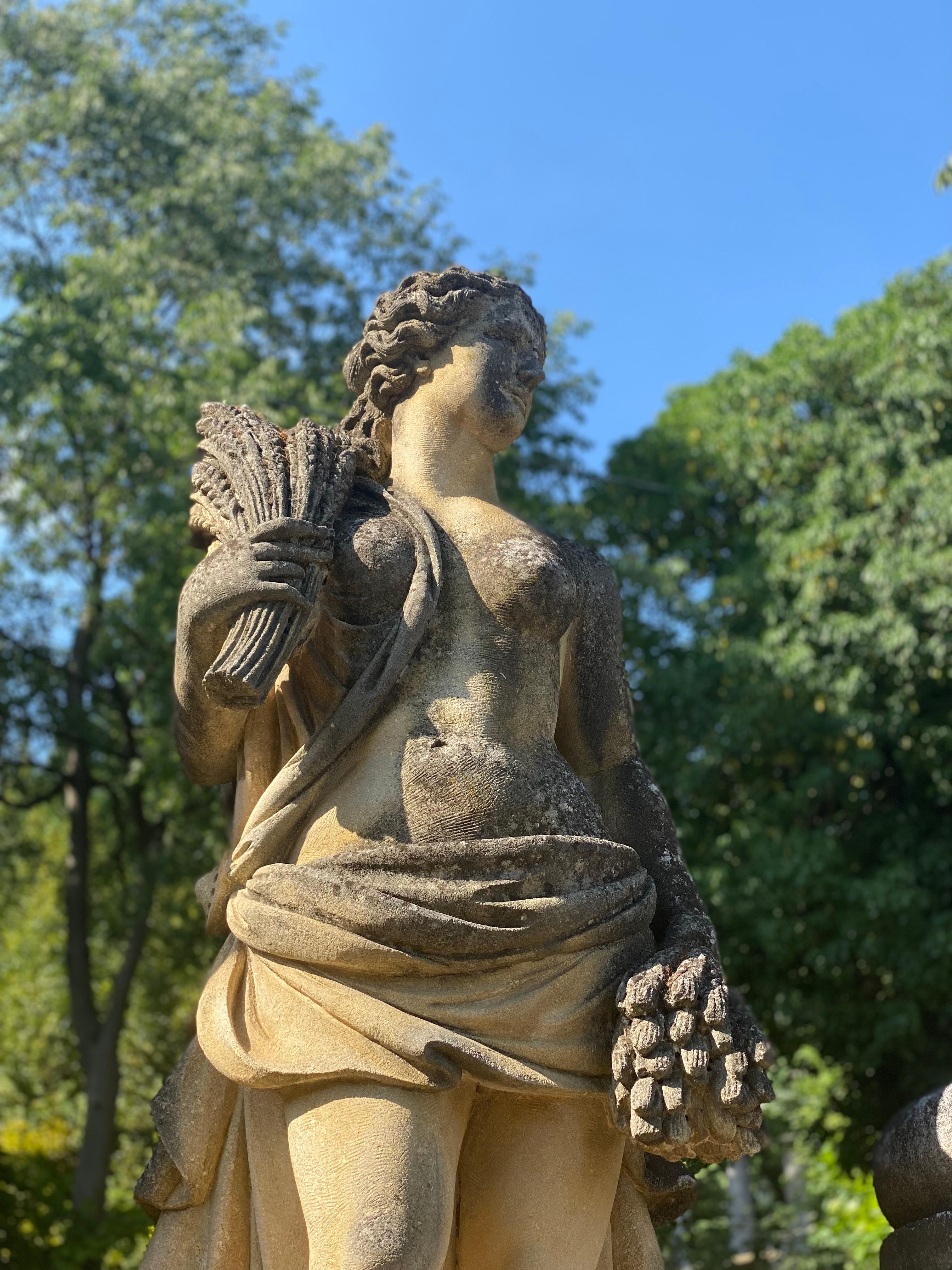 Milieu du XXe siècle Ensemble d'extraordinaires statues italiennes en pierre représentant les quatre saisons en vente