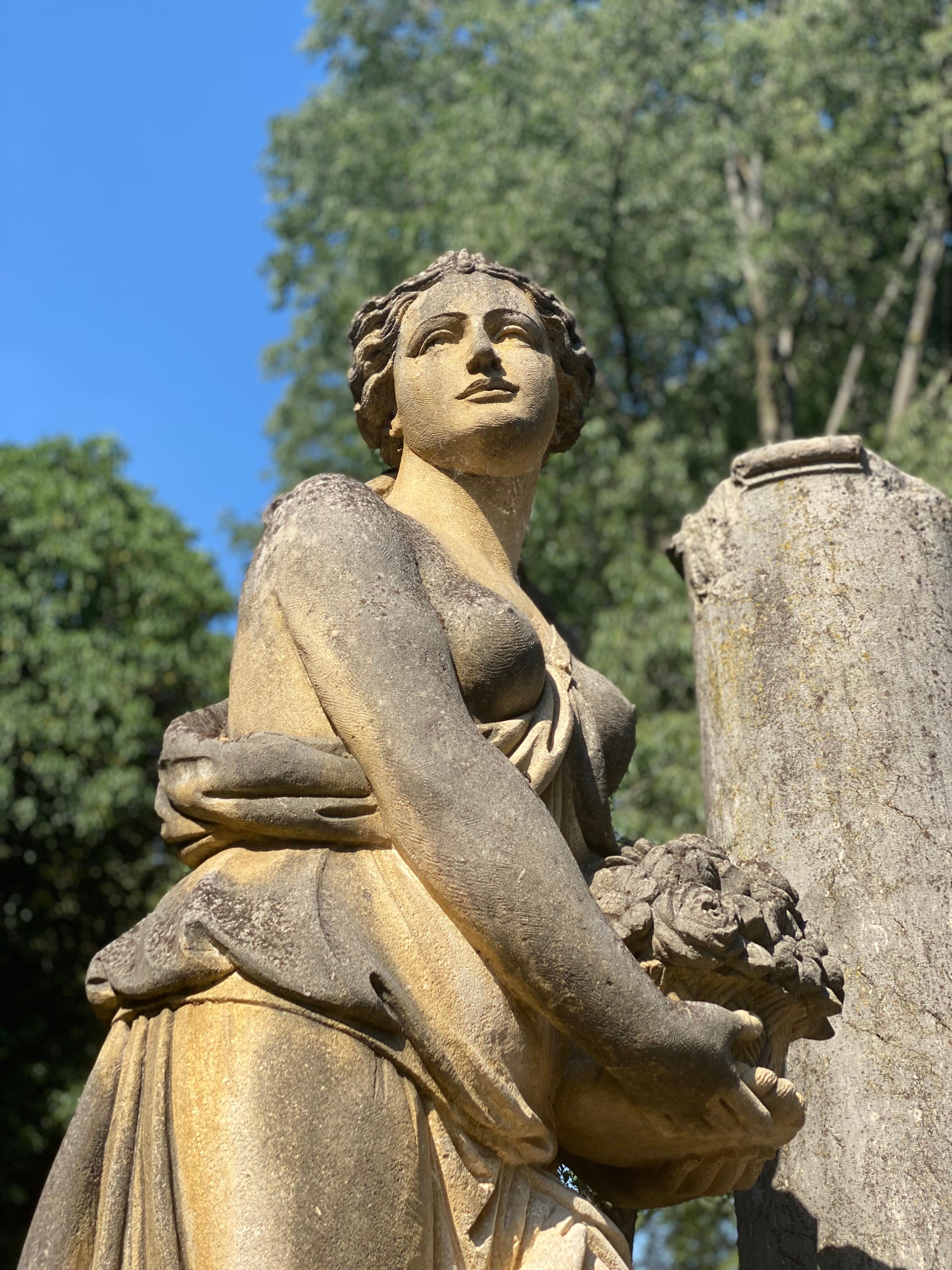 Grès Ensemble d'extraordinaires statues italiennes en pierre représentant les quatre saisons en vente