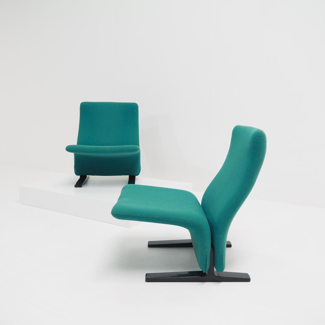 Beautiful set of chairs designed by the Frech designer Pierre Paulin and manufactured by the Dutch company Artifort. The chairs were initially designed for the Concorde waiting area of Paris-Charles De Gaulle airport.

This set dates from the 1990s