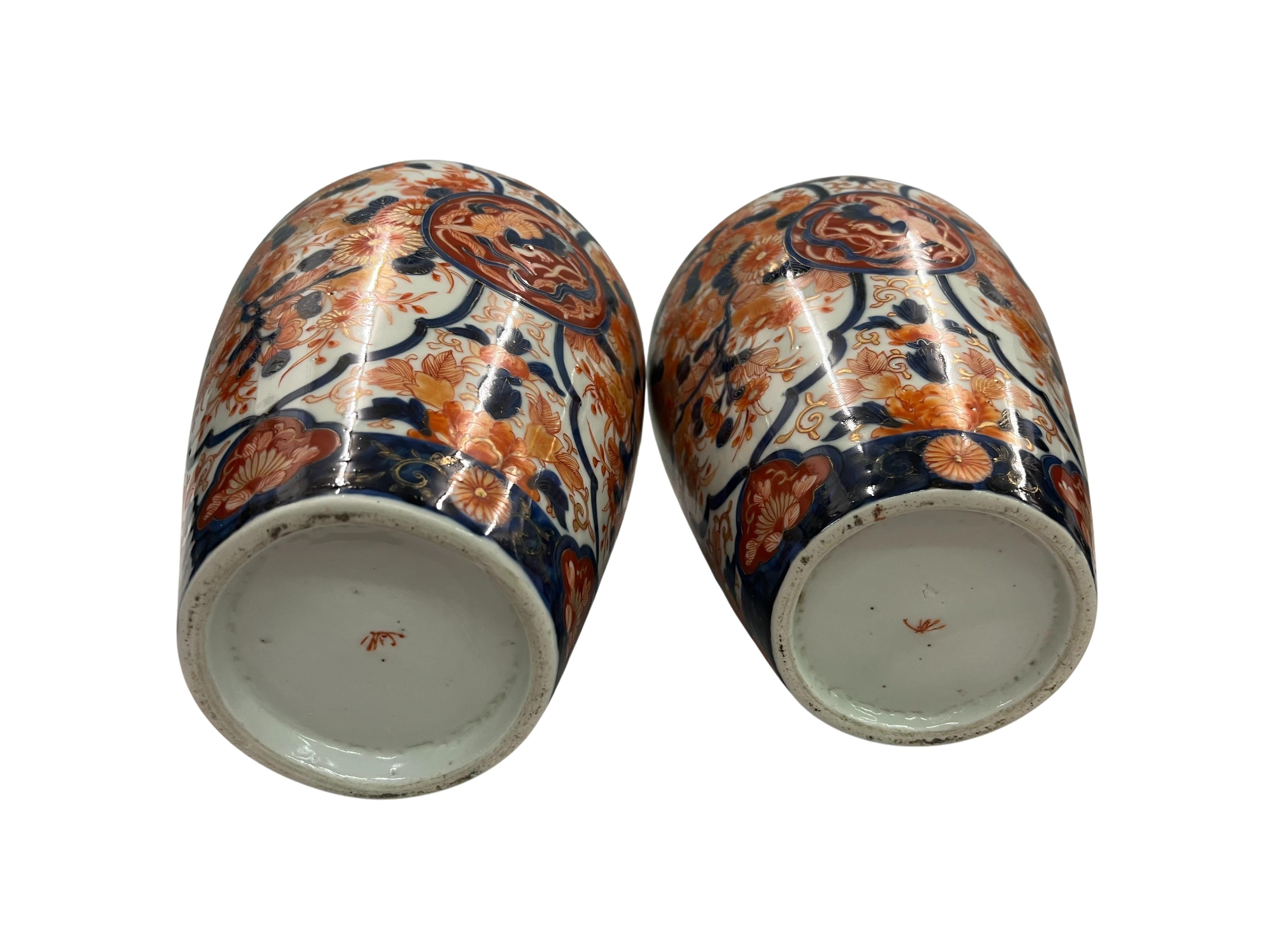 Glazed Set of famous Imari vases, phoenix flower design, late 19th century Meiji, Japan For Sale