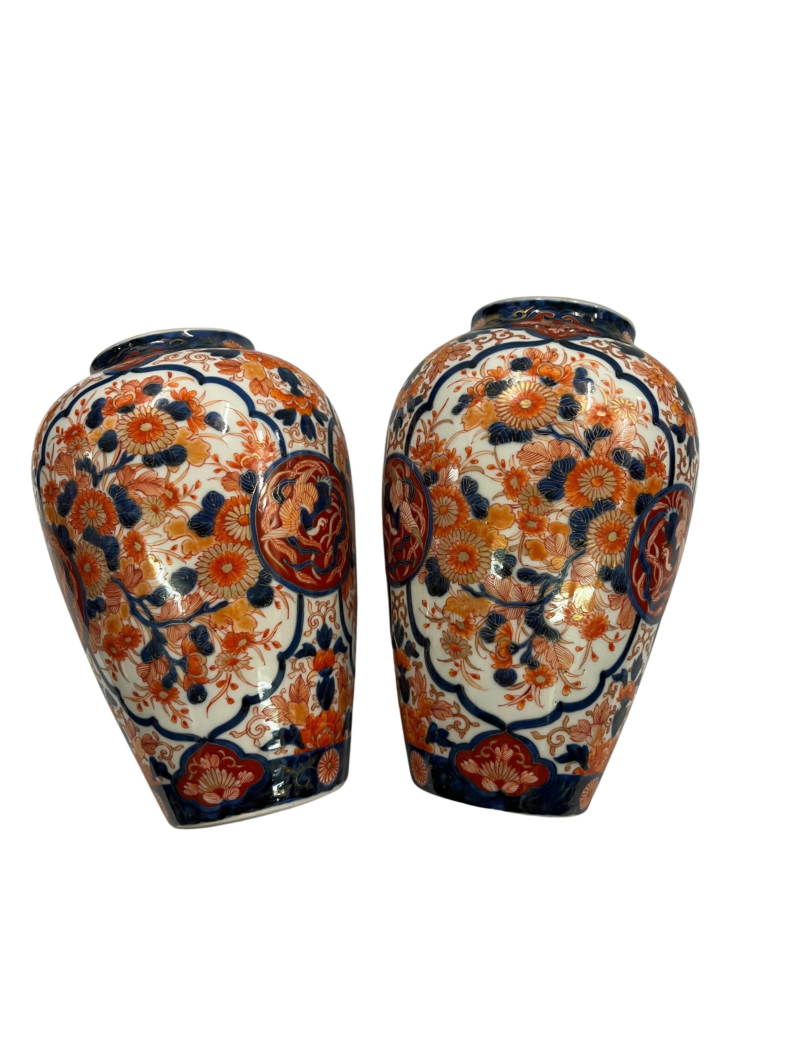 Set of famous Imari vases, phoenix flower design, late 19th century Meiji, Japan In Good Condition For Sale In Wien, AT