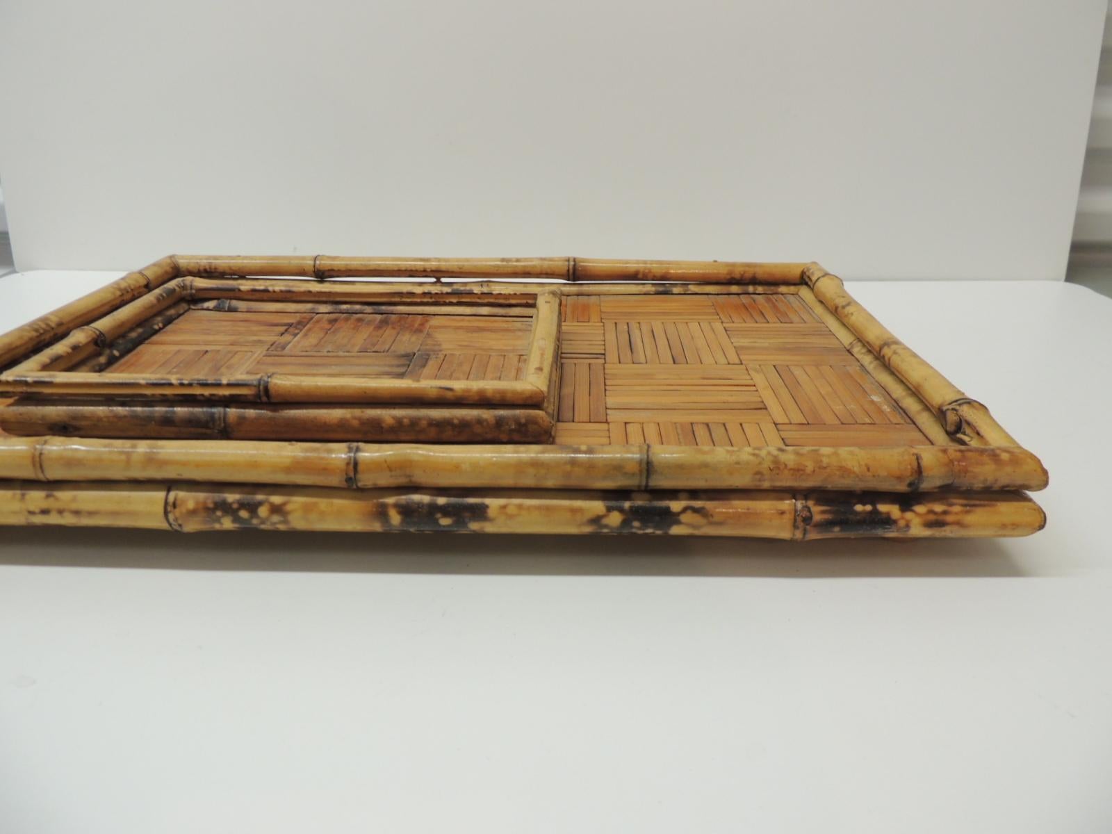 Set di due vassoi da portata in bambù finto tartaruga.
Dimensioni: 18,5 x 12 x 2H e 9 x 6,5 x 1H.
