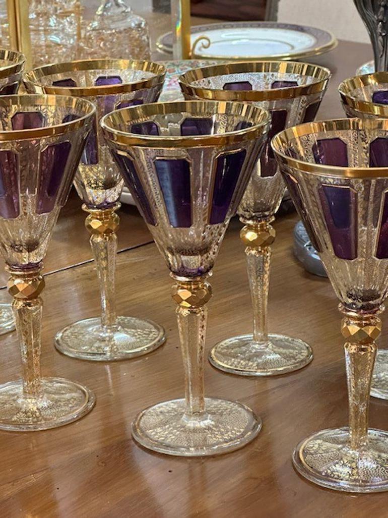 Schöner Satz von 15 antiken vergoldeten und violetten französischen Moser Weingläsern. Fabelhaft! So hübsch und sicher beeindruckend!!