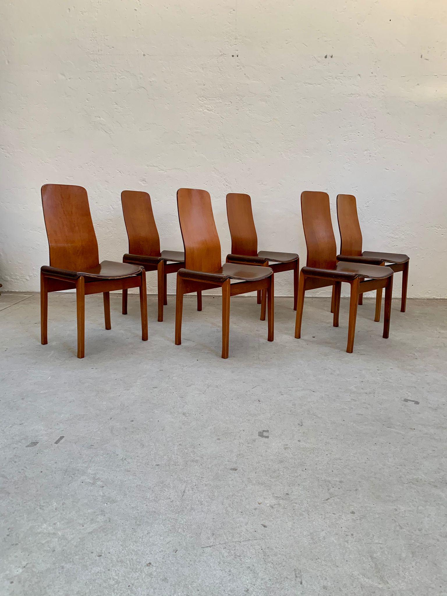 Ensemble de chaises Fiorenza en bois et cuir de Tito Agnoli pour Molteni, 1968
La chaise est en noyer, l'assise est de couleur noisette.
L'auteur est Tito Agnoli pour Molteni.
L'ensemble de six chaises est en bon état, de légers signes d'usure sont
