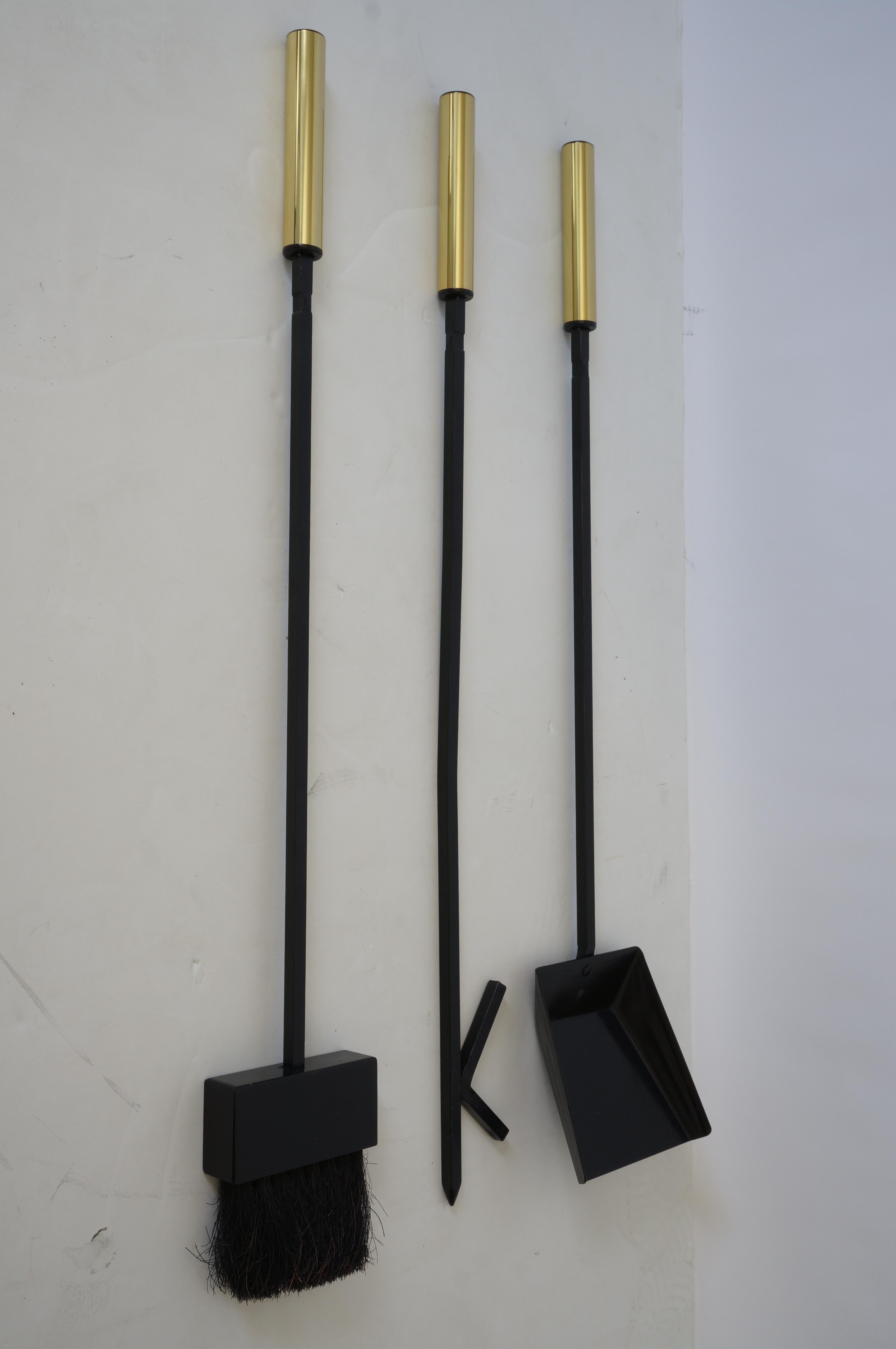 Set von Feuerwerkzeugen und Kaminböcken von Donald Deskey (20. Jahrhundert) im Angebot