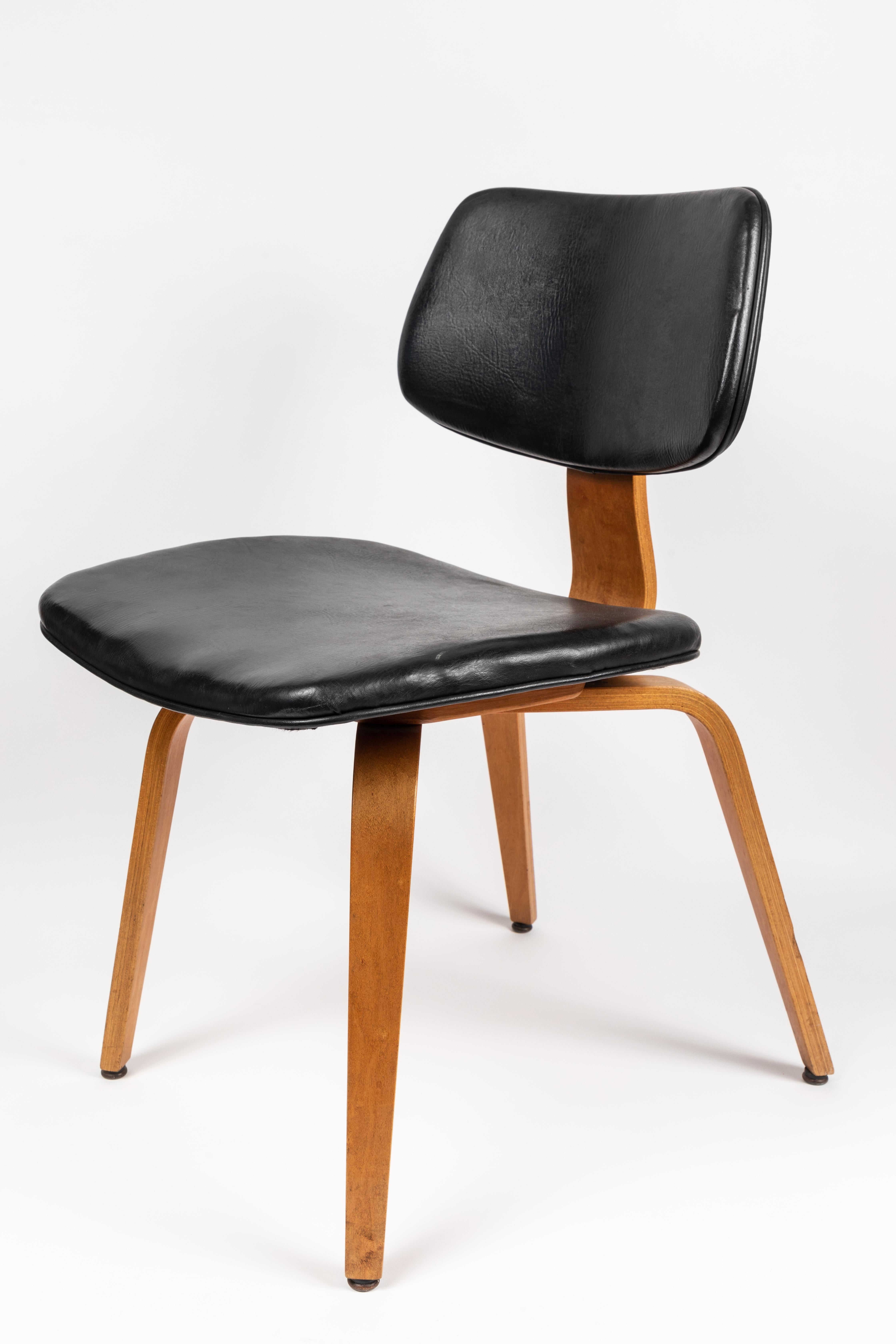 Satz von fünf Thonet-Bugholzstühlen aus den 1950er Jahren. Ausgeführt in Bugholz mit schwarzem Vinyl Sitz und Rücken. 

Der Preis gilt für das Set. 

Thonet war einer der wichtigsten Innovatoren in der Möbelbranche des 20. Jahrhunderts:: und dies