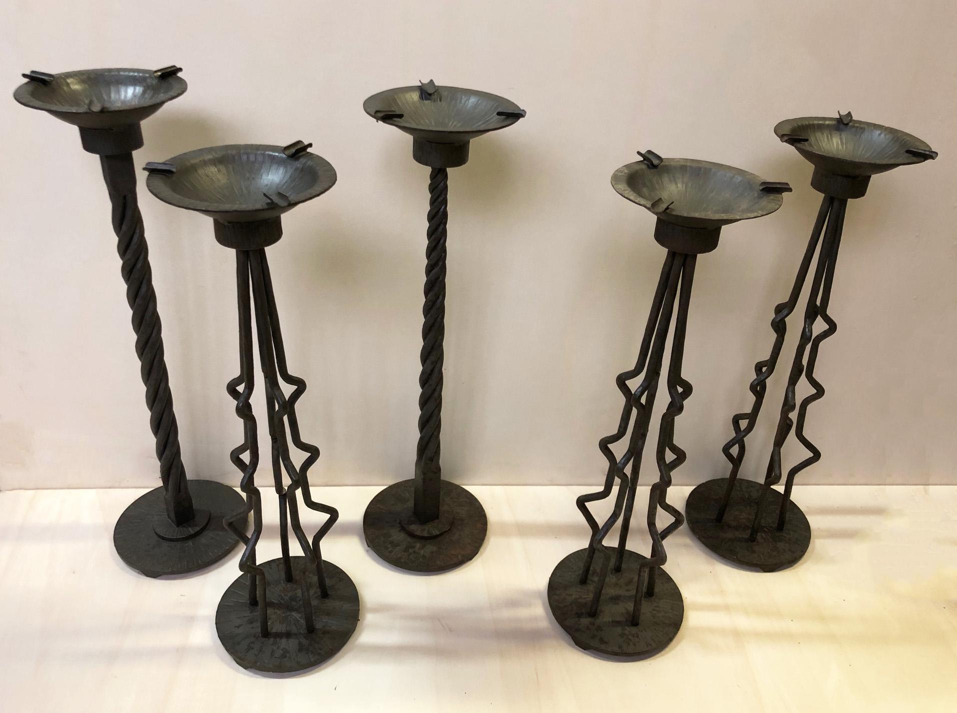 Set of five 1970s steel ashtrays oxidized iron color
There are two models of ashtray, the height goes from 64 to 66cm.
The transport quote for the USA and Canada is customized according to the destination, make the request with zip code and city.