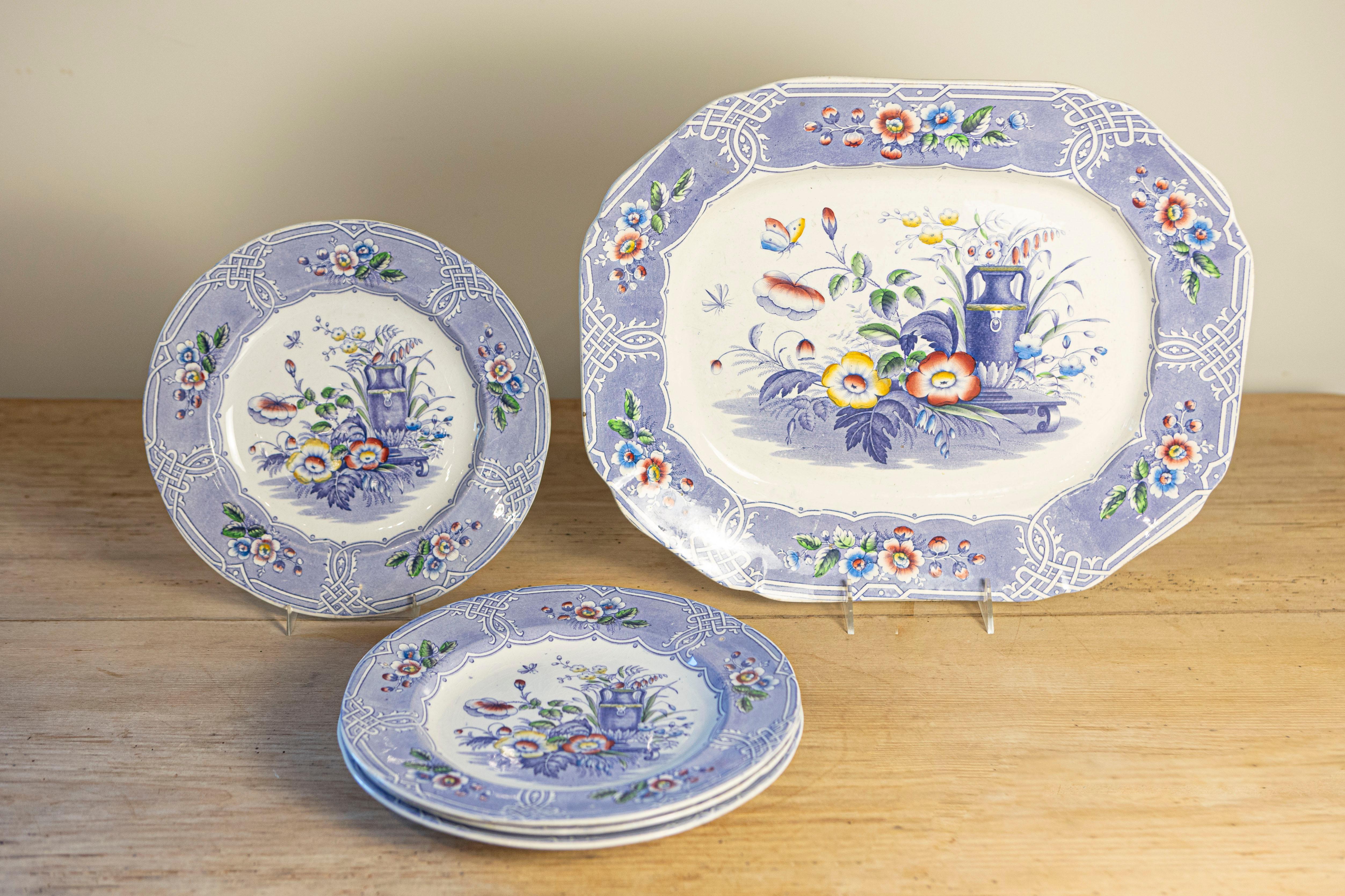 Un ensemble de cinq plats anglais en pierre de fer du 19e siècle, avec un rare motif floral. Créé au cours du XIXe siècle, cet ensemble de cinq plats en pierre de fer comprend quatre assiettes (chacune mesurant 10