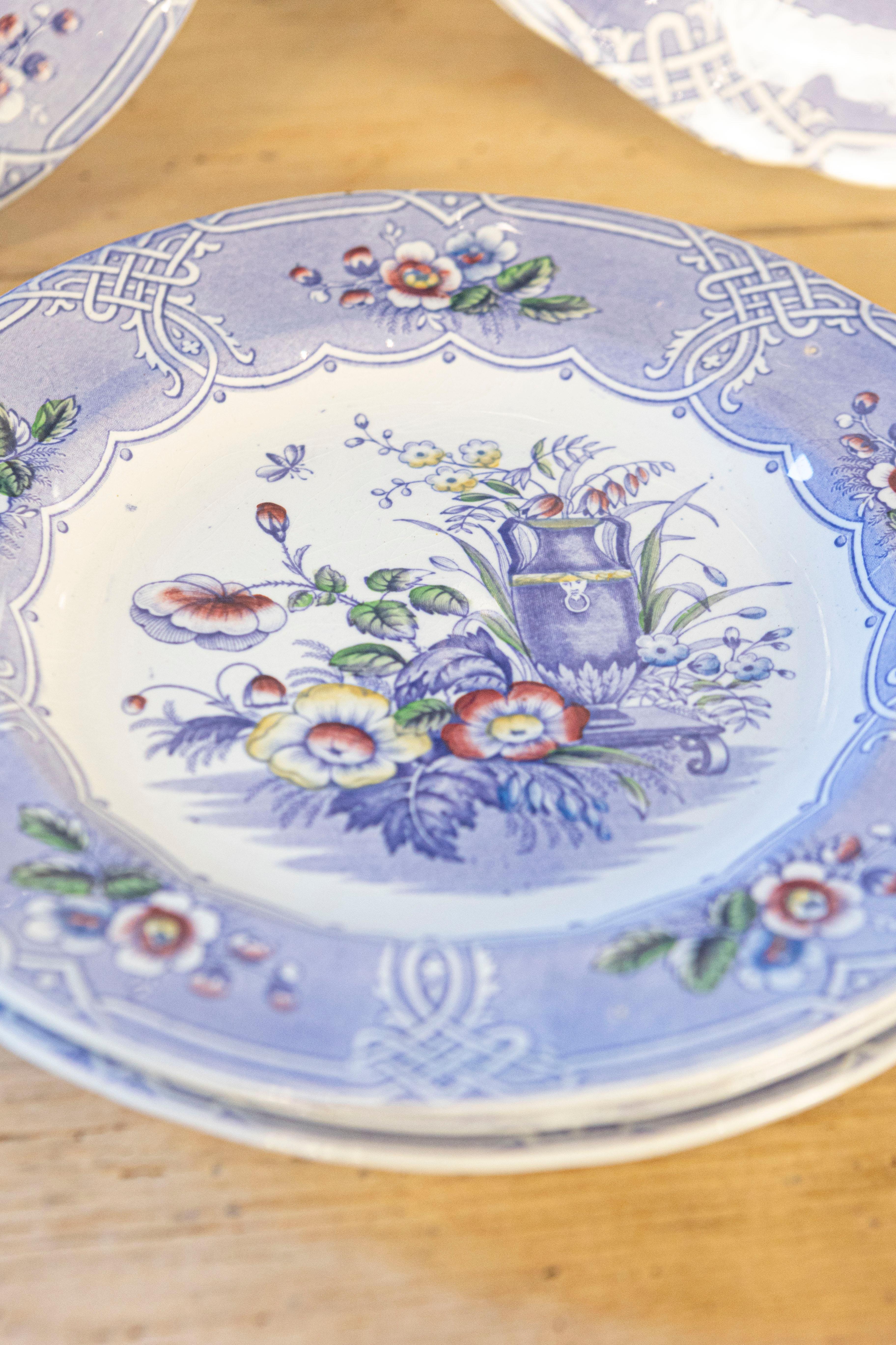 Ensemble de cinq plats anglais du 19ème siècle à motifs floraux rares en vente 1