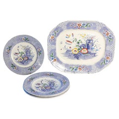 Juego de cinco platos ingleses del siglo XIX con motivos florales de ironstone