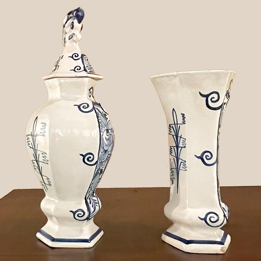 Set von fünf handbemalten Delfter Vasen mit 3 Deckeln aus dem 18. Jahrhundert im Angebot 6