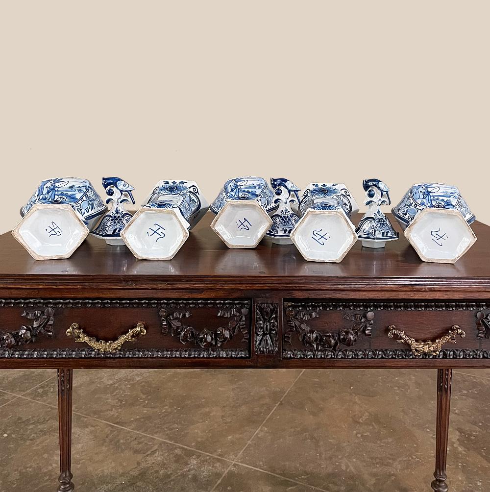 Set von fünf handbemalten Delfter Vasen mit 3 Deckeln aus dem 18. Jahrhundert (Porzellan) im Angebot
