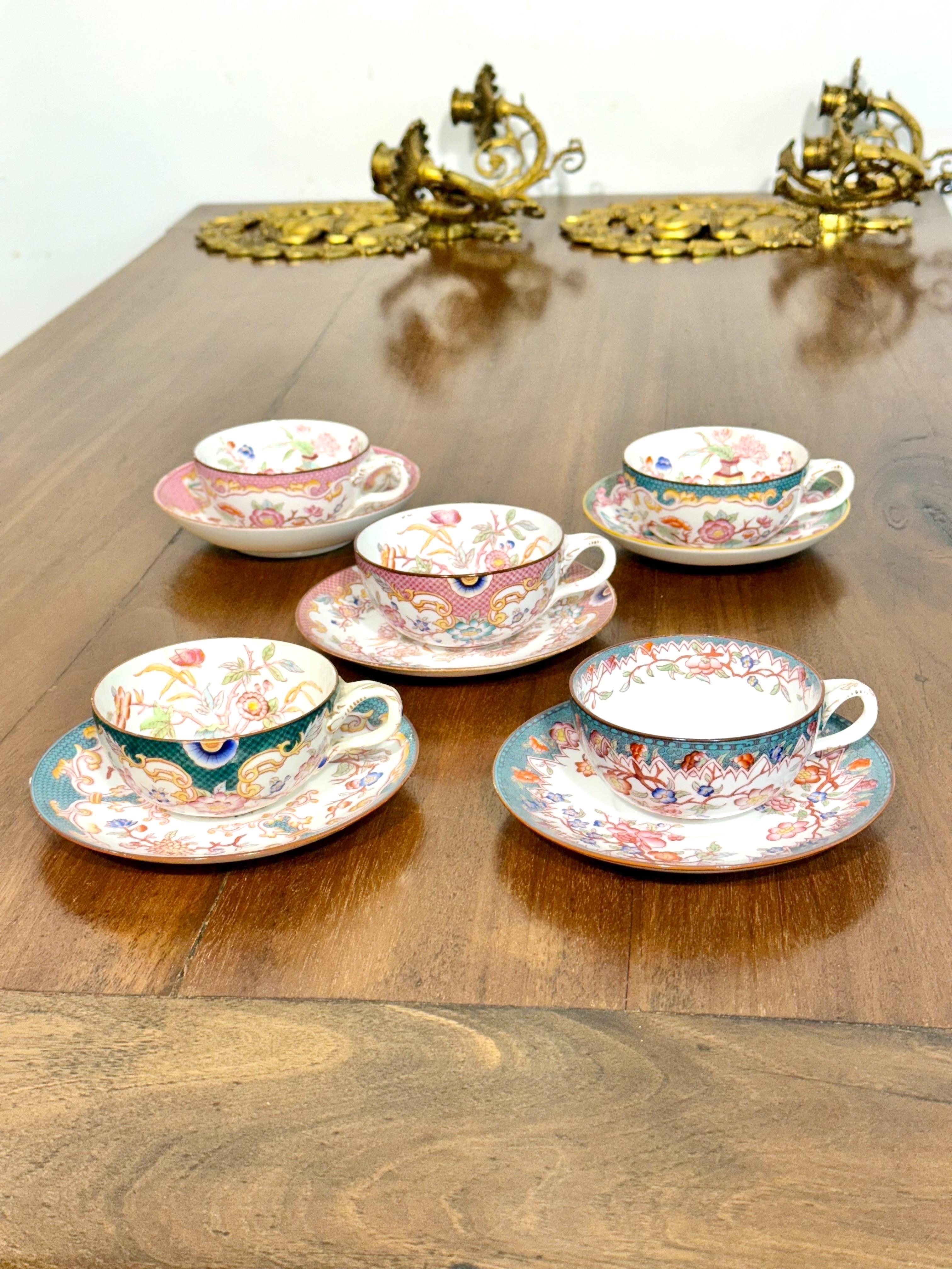 Set di cinque tazze e piattini policromi Samson Paris del XIX secolo in vendita 4