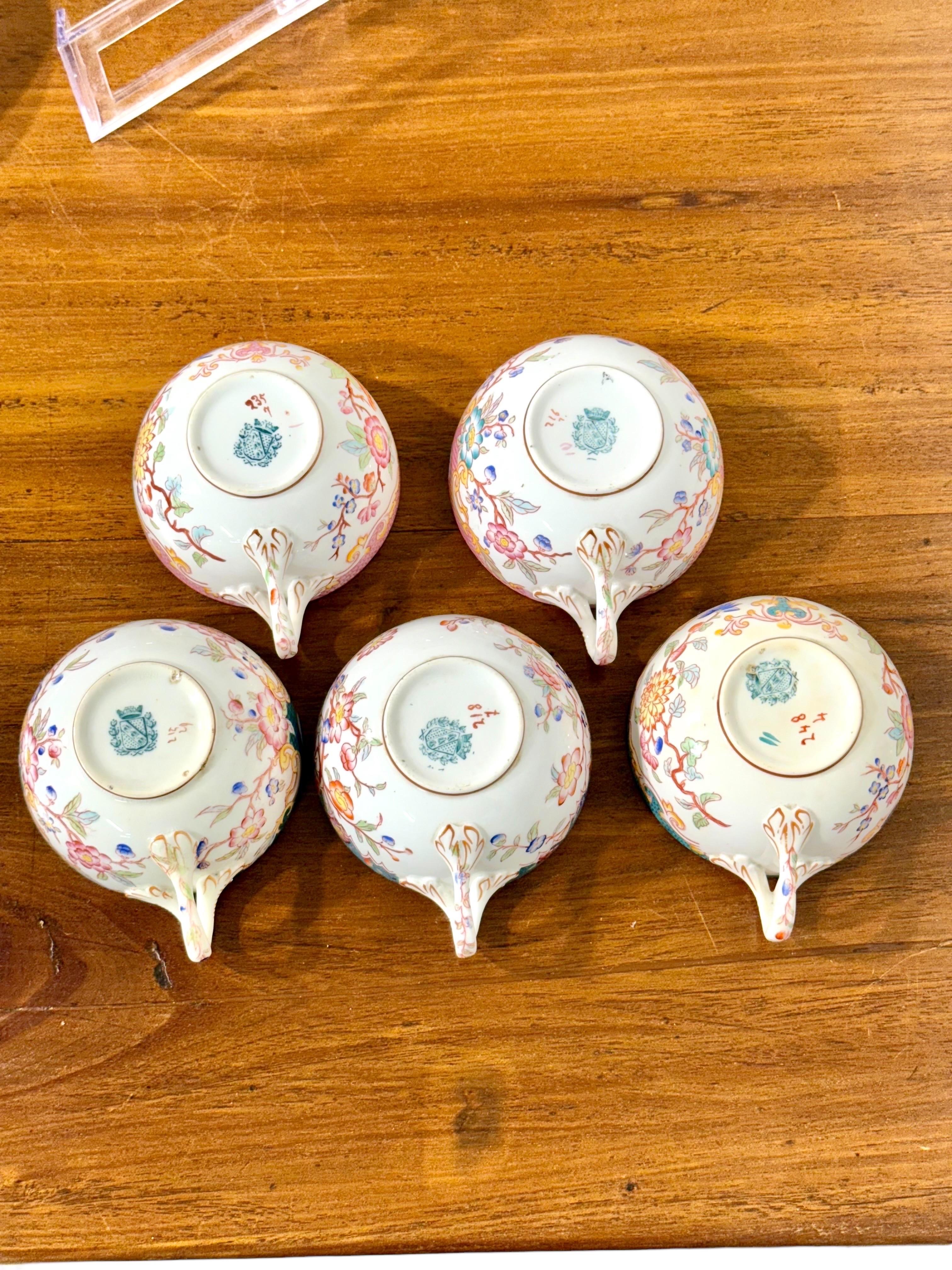 Set di cinque tazze e piattini policromi Samson Paris del XIX secolo in vendita 6