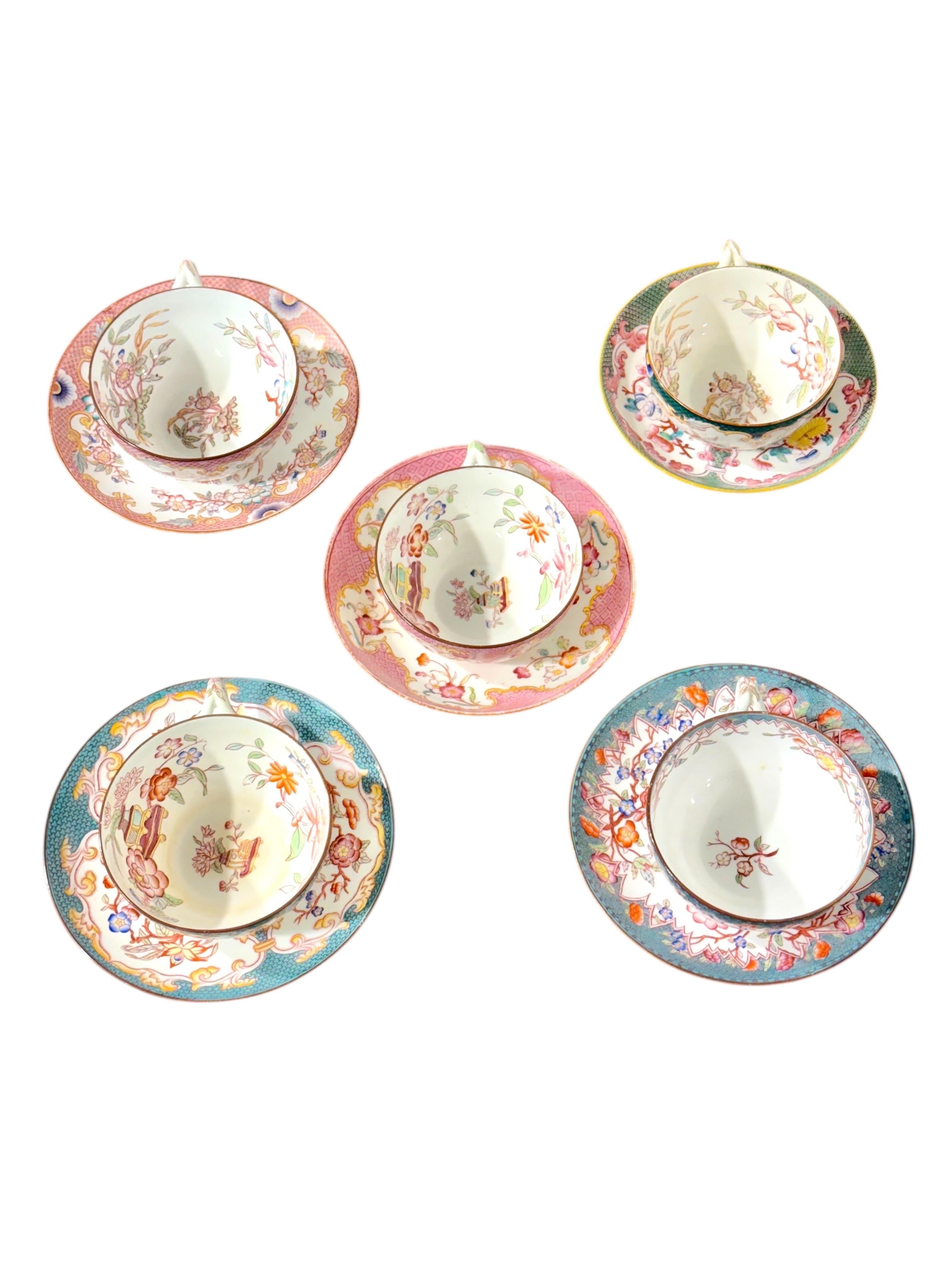 Dipinto a mano Set di cinque tazze e piattini policromi Samson Paris del XIX secolo in vendita