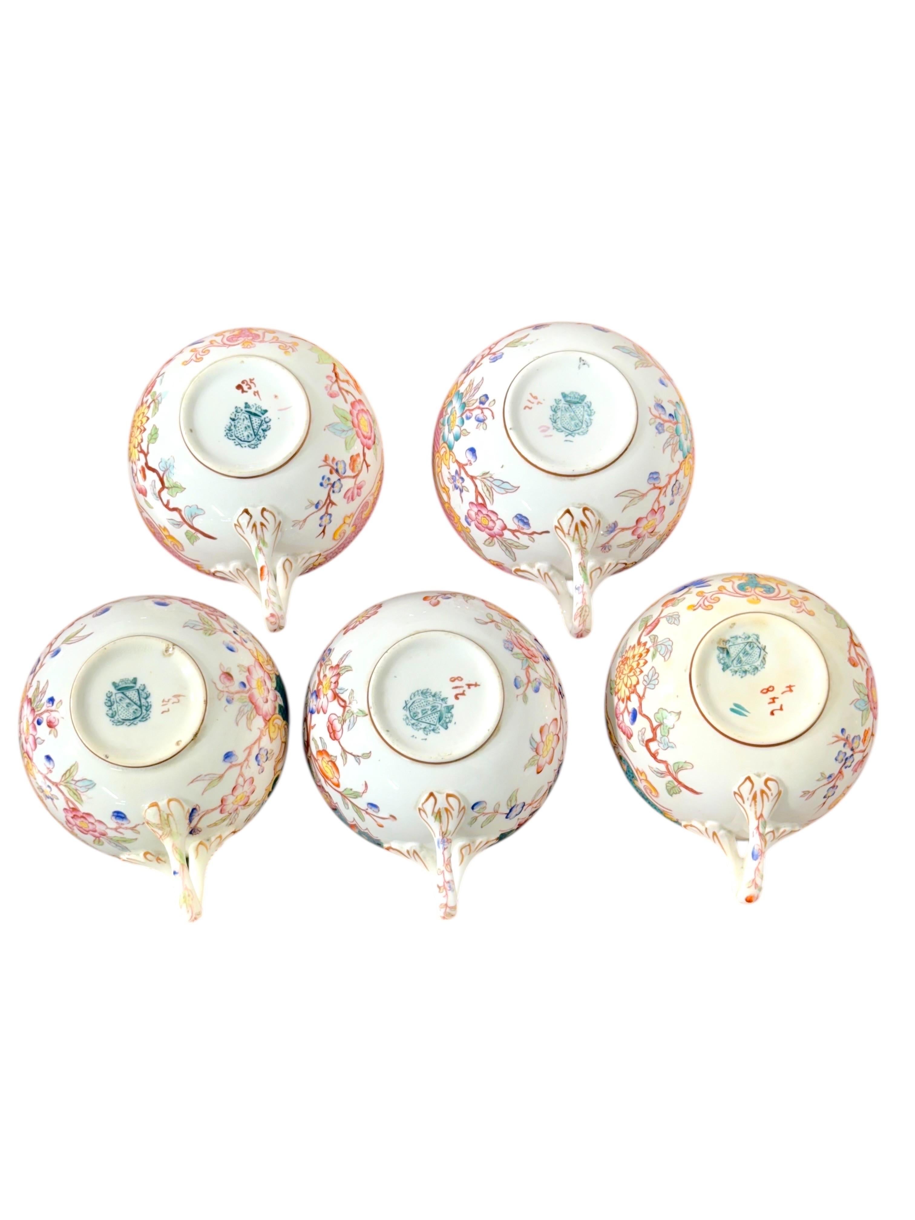 Set di cinque tazze e piattini policromi Samson Paris del XIX secolo in vendita 3