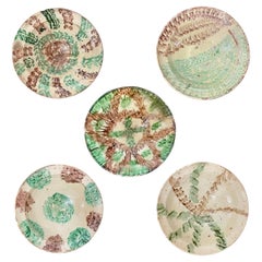 Ensemble de cinq bols en terre cuite espagnoles du 19ème siècle sur montures murales personnalisées