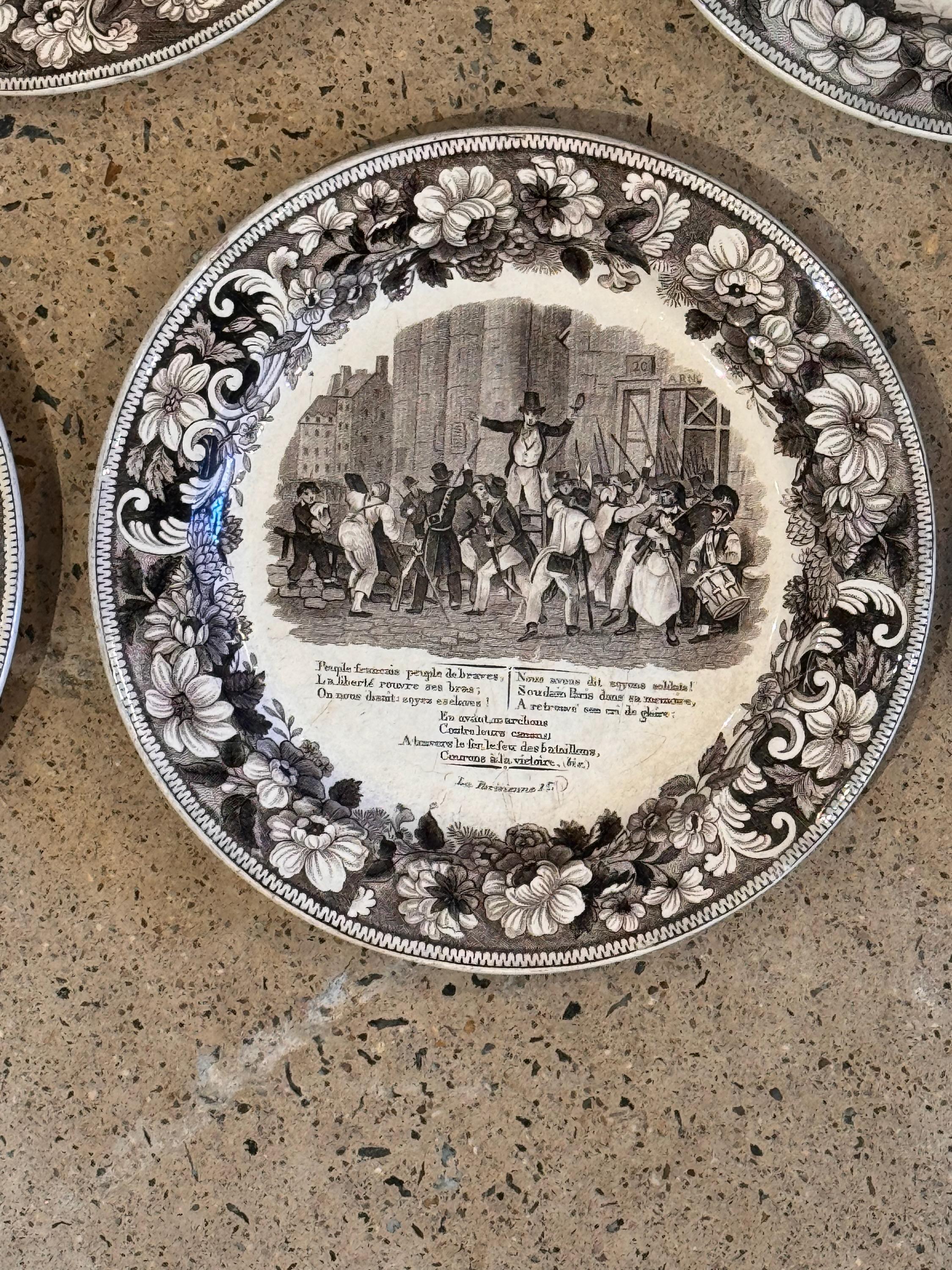 Ensemble de cinq assiettes en faïence du 19ème siècle Bon état - En vente à Charlottesville, VA