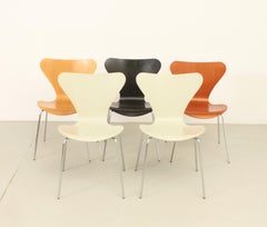 Ensemble de cinq chaises 3107 d'Arne Jacobsen pour Fritz Hansen