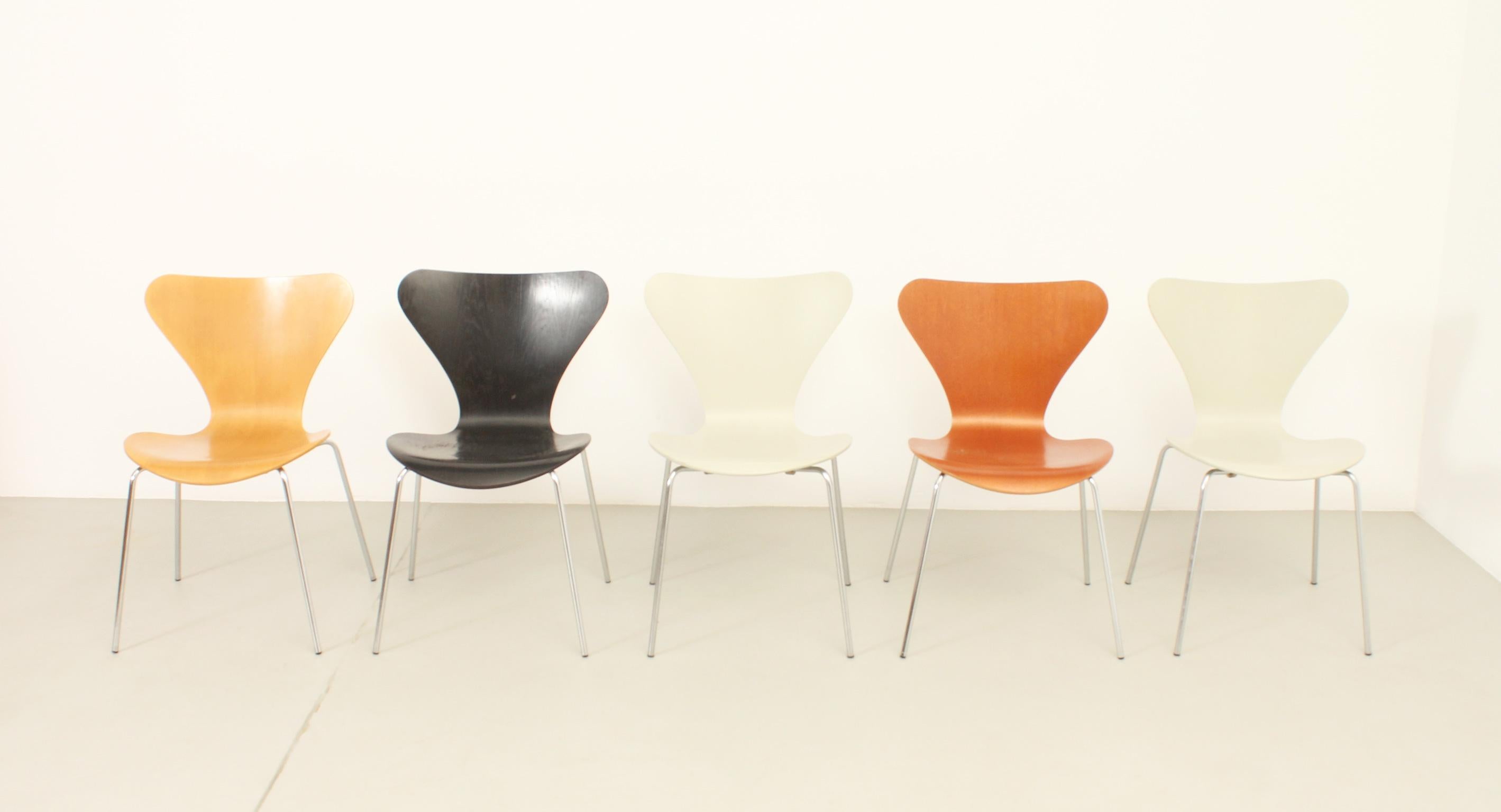 Scandinavian Modern Set of Five 3107 Chairs by Arne Jacobsen for Fritz Hansen