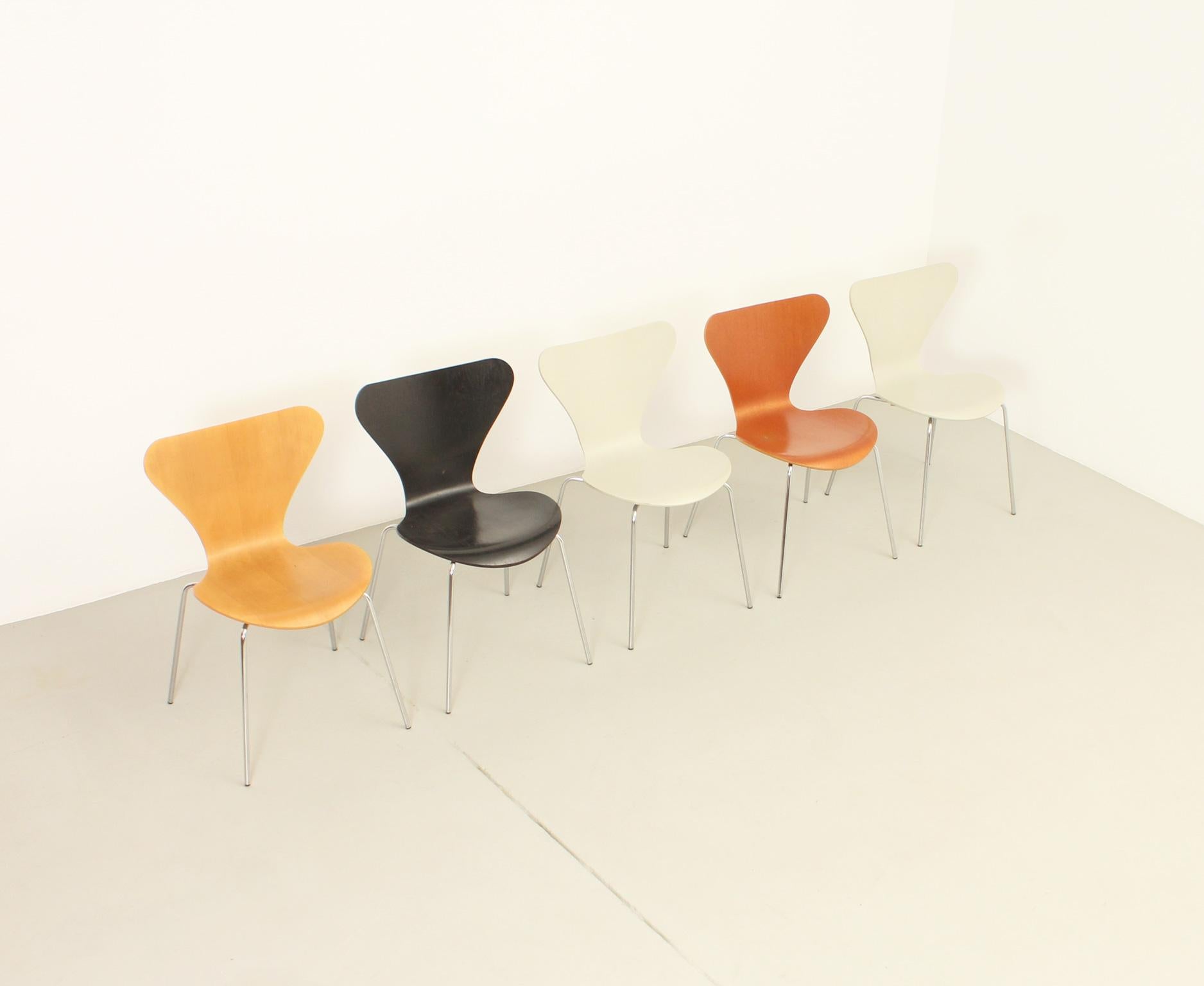 Set of Five 3107 Chairs by Arne Jacobsen for Fritz Hansen In Good Condition In Barcelona, ES