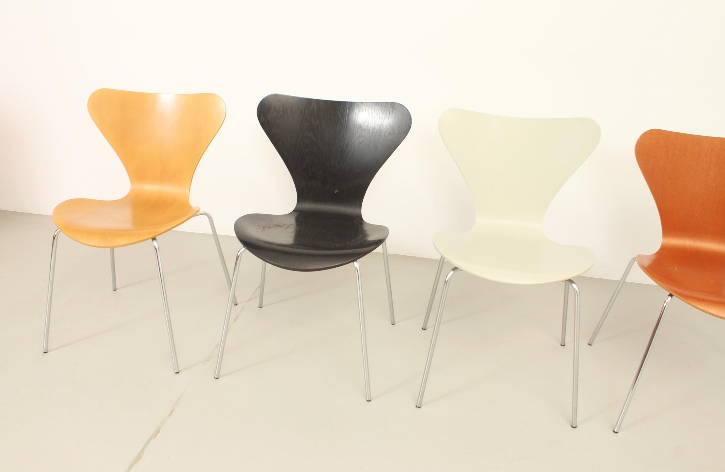 Late 20th Century Set of Five 3107 Chairs by Arne Jacobsen for Fritz Hansen