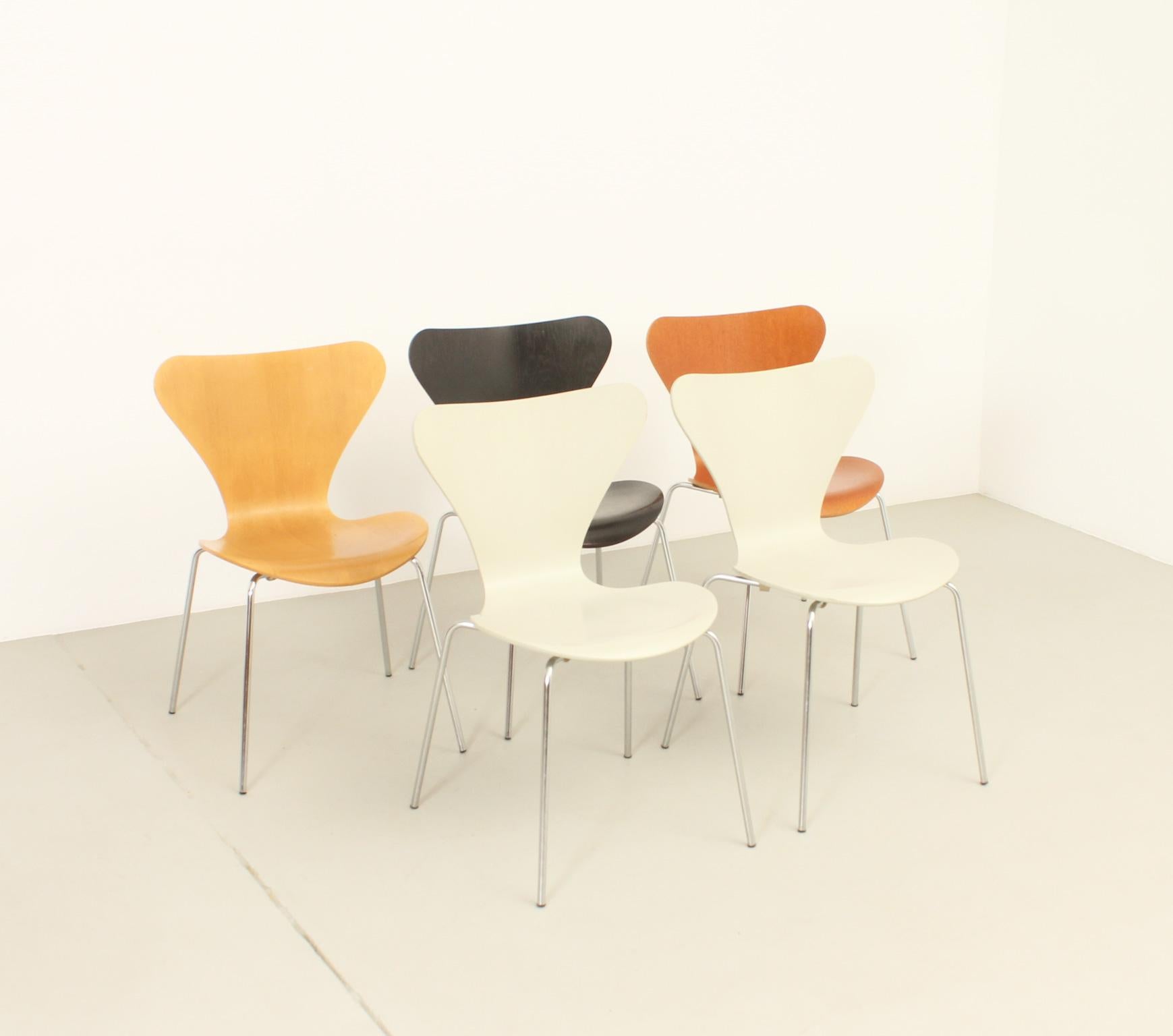 Set of Five 3107 Chairs by Arne Jacobsen for Fritz Hansen 2