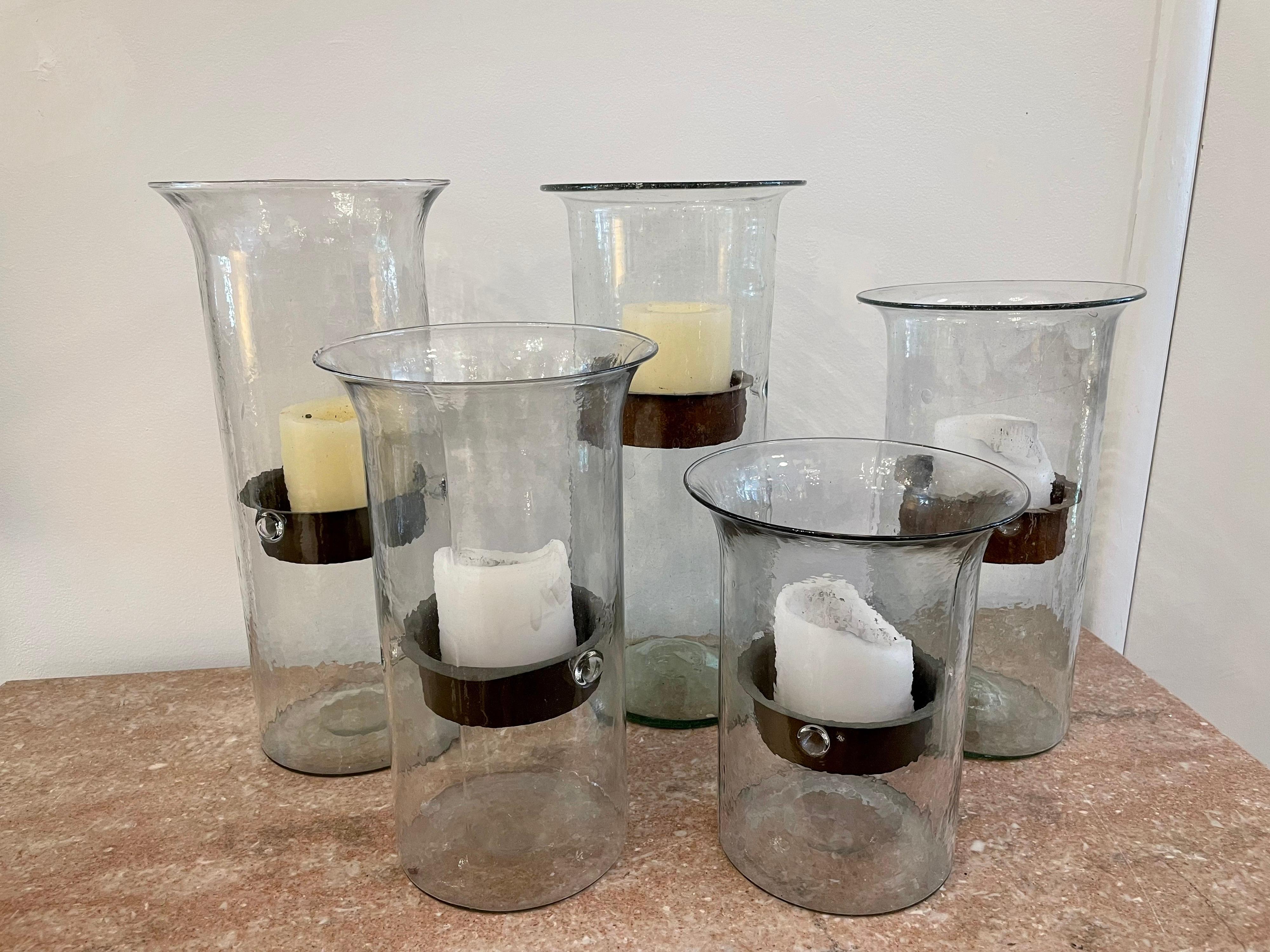 Ensemble de cinq lanternes vintage en verre moulé « 5 » en forme d'ouragan Bon état - En vente à East Hampton, NY