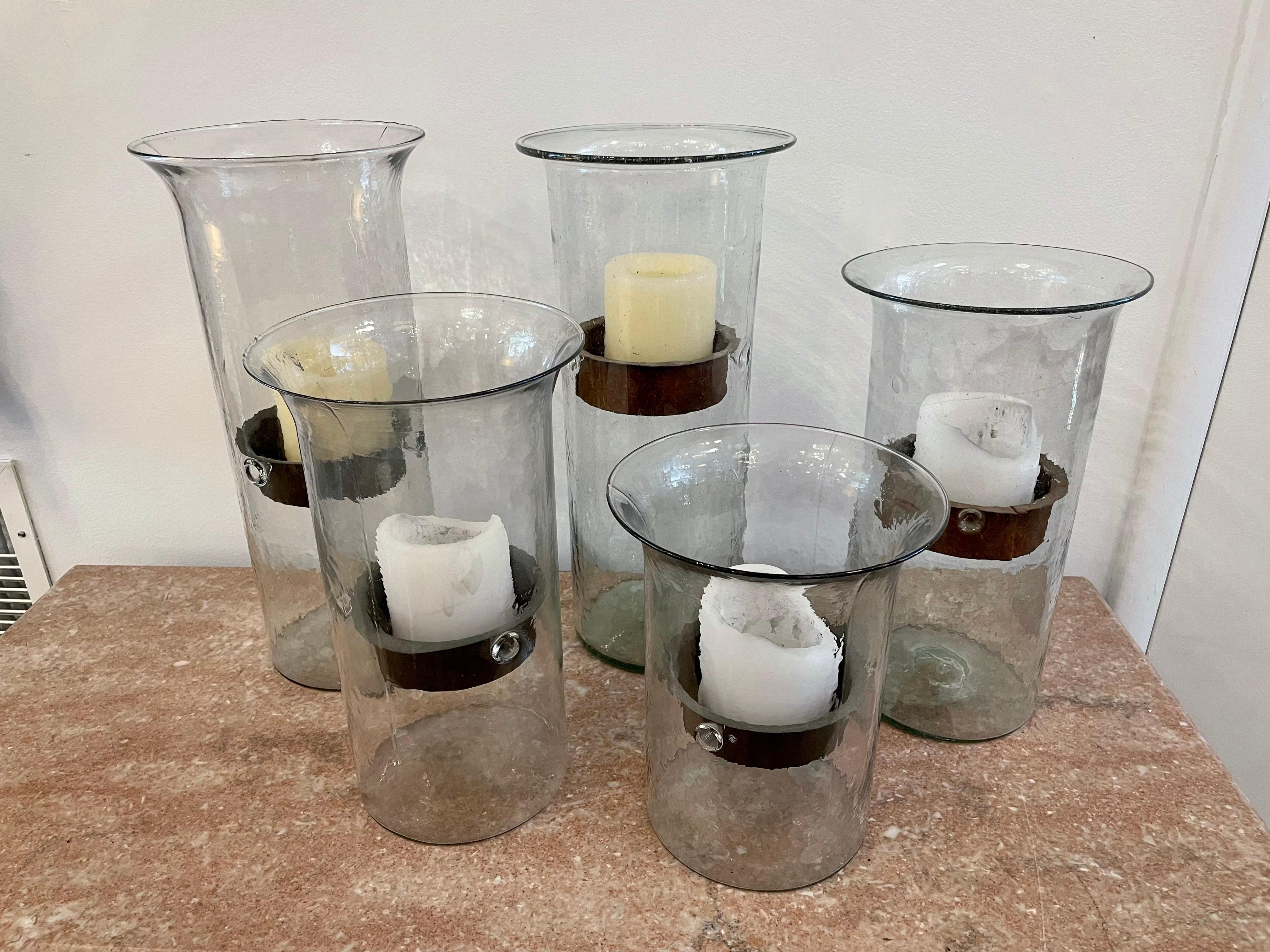 Ensemble de cinq lanternes vintage en verre moulé « 5 » en forme d'ouragan en vente 1
