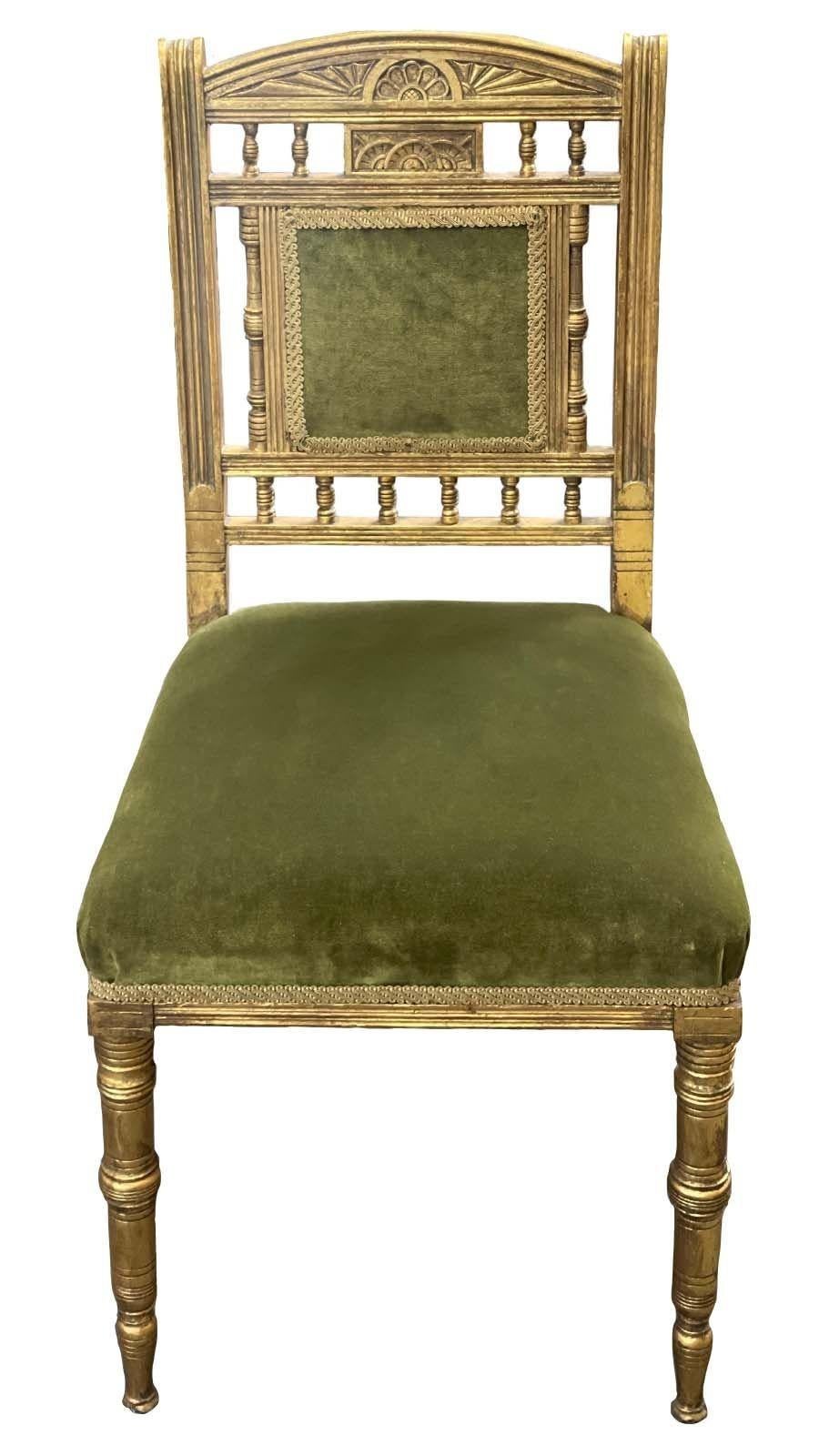 Satz von fünf amerikanischen Stühlen aus vergoldetem Holz und grünem Samt. Ca. 1920er Jahre
Abmessungen:
35 