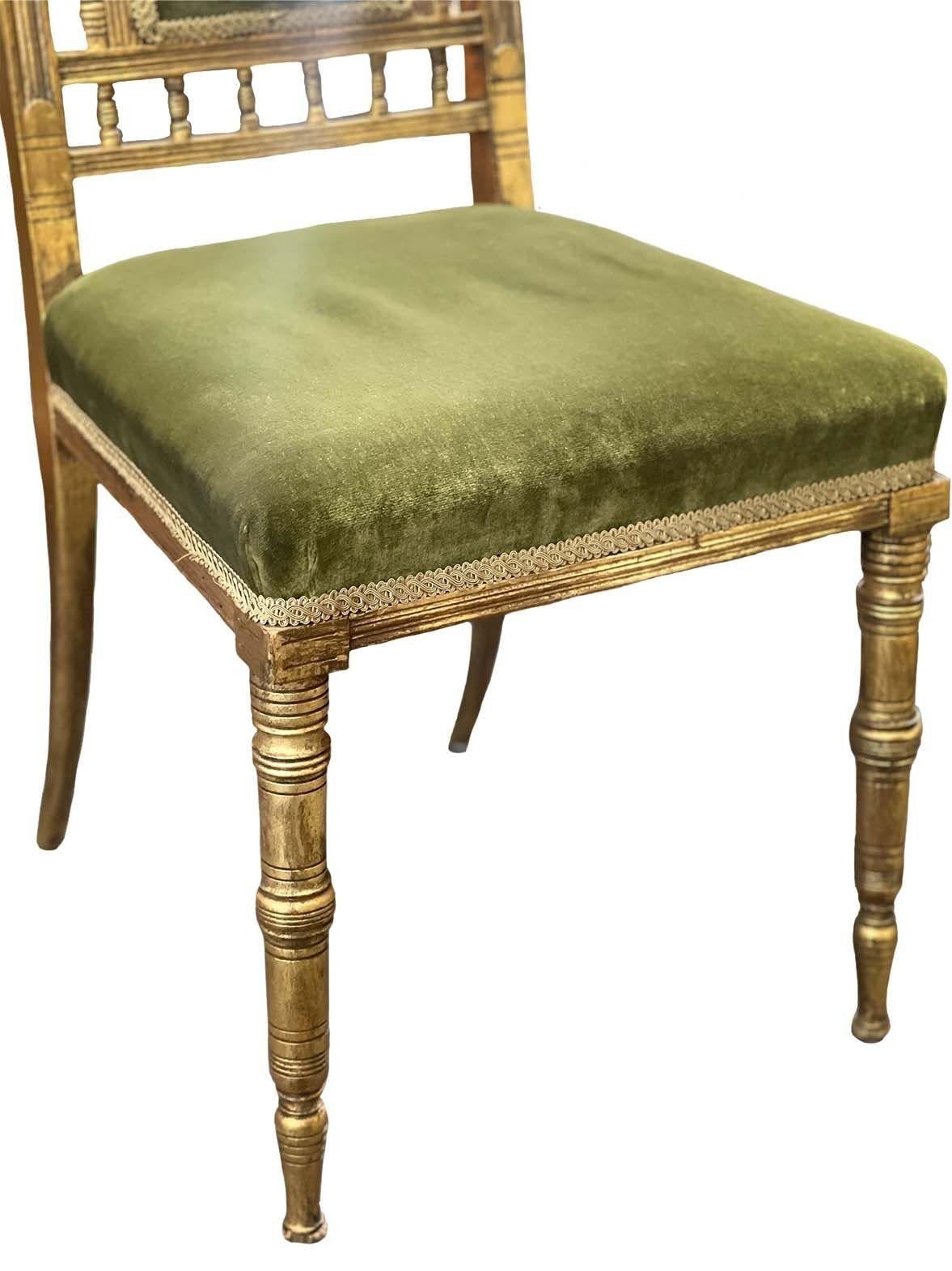 Satz von fünf amerikanischen Stühlen aus vergoldetem Holz und grünem Samt, ca. 1920er Jahre (Frühes 20. Jahrhundert) im Angebot