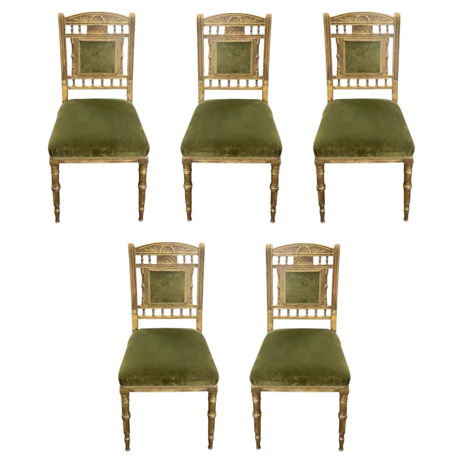 Satz von fünf amerikanischen Stühlen aus vergoldetem Holz und grünem Samt, ca. 1920er Jahre im Angebot