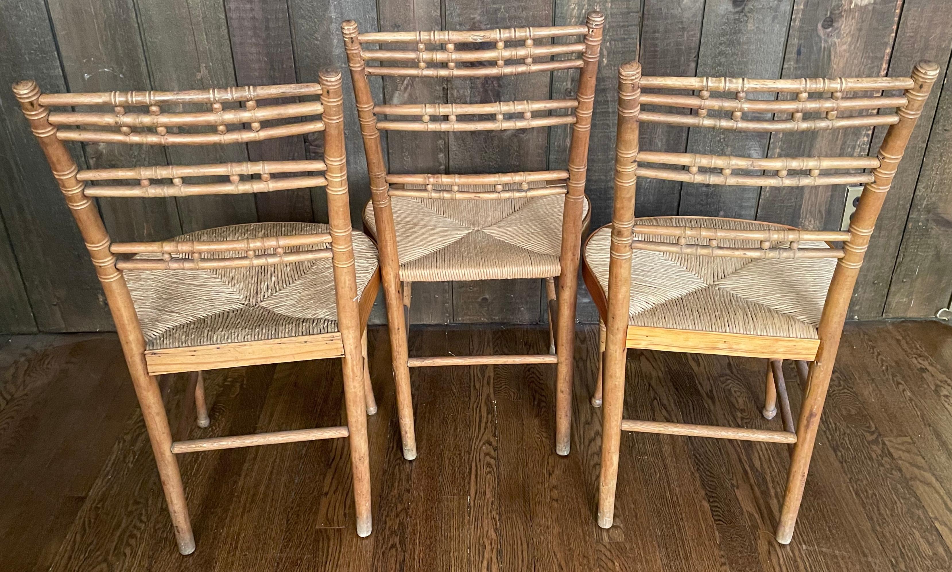 Ensemble de cinq chaises américaines en jonc de bois tourné   en vente 5
