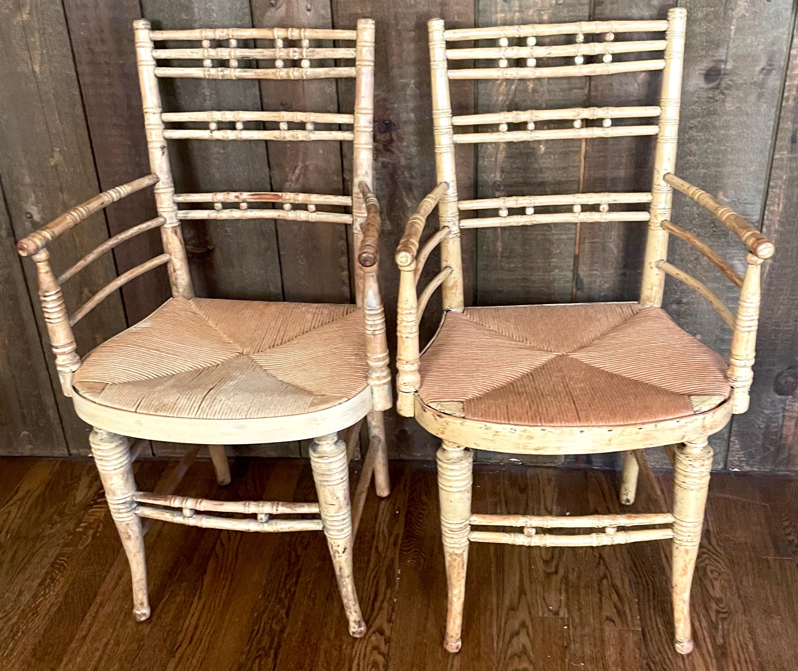 Satz von fünf amerikanischen Rush Chairs aus gedrechseltem Holz. Set aus zwei Armlehnstühlen und drei Beistellstühlen aus blondem Holz, bunt lackiert, mit geschnitzten bambusähnlichen Elementen und gedrechselten und gespreizten Beinen. Vereinigte
