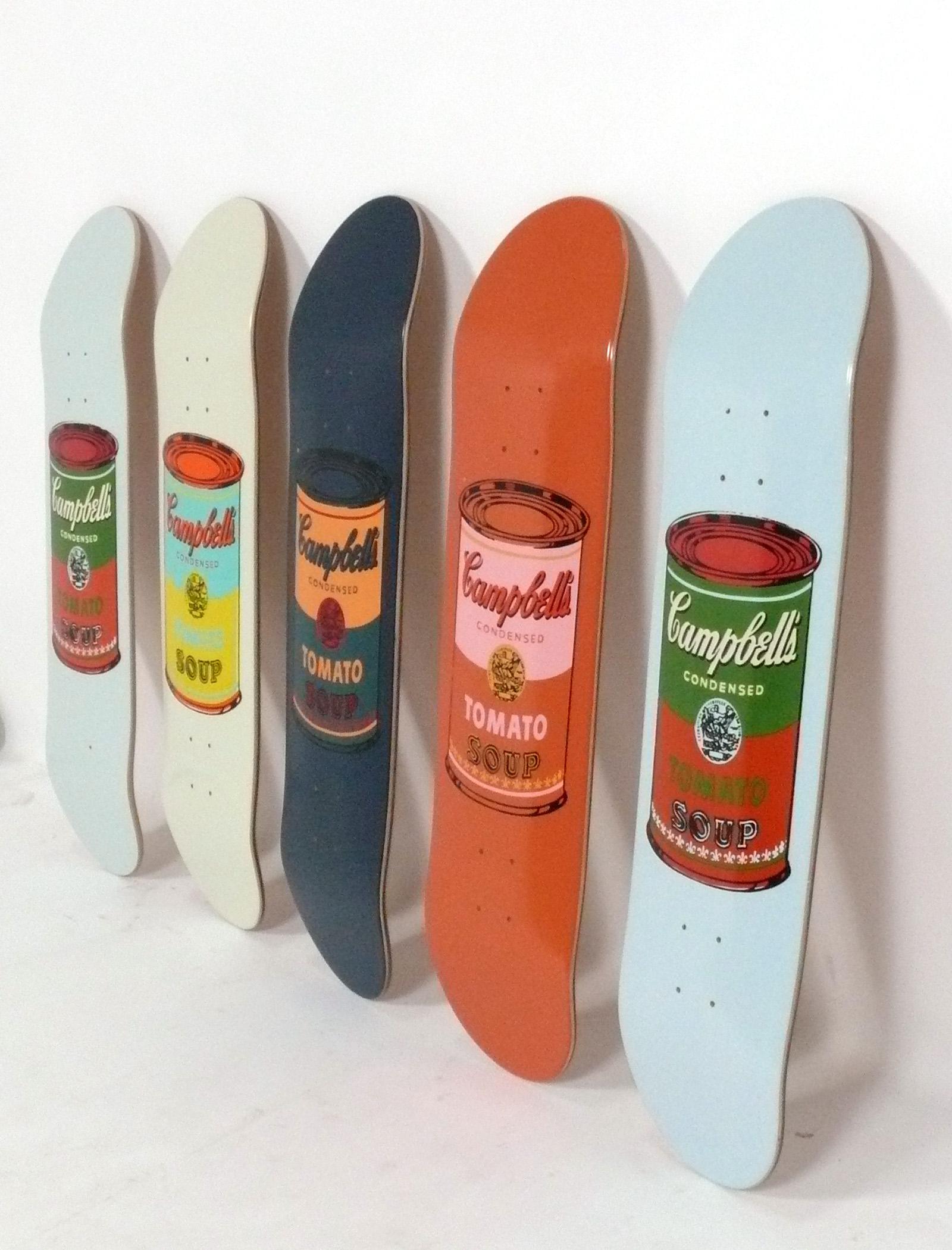 Juego de 5 tablas de monopatín Andy Warhol Campbell's Soup Can Pop Art de The Skateroom en colaboración con la Fundación Andy Warhol para las Artes Visuales. Cada uno mide 31,75