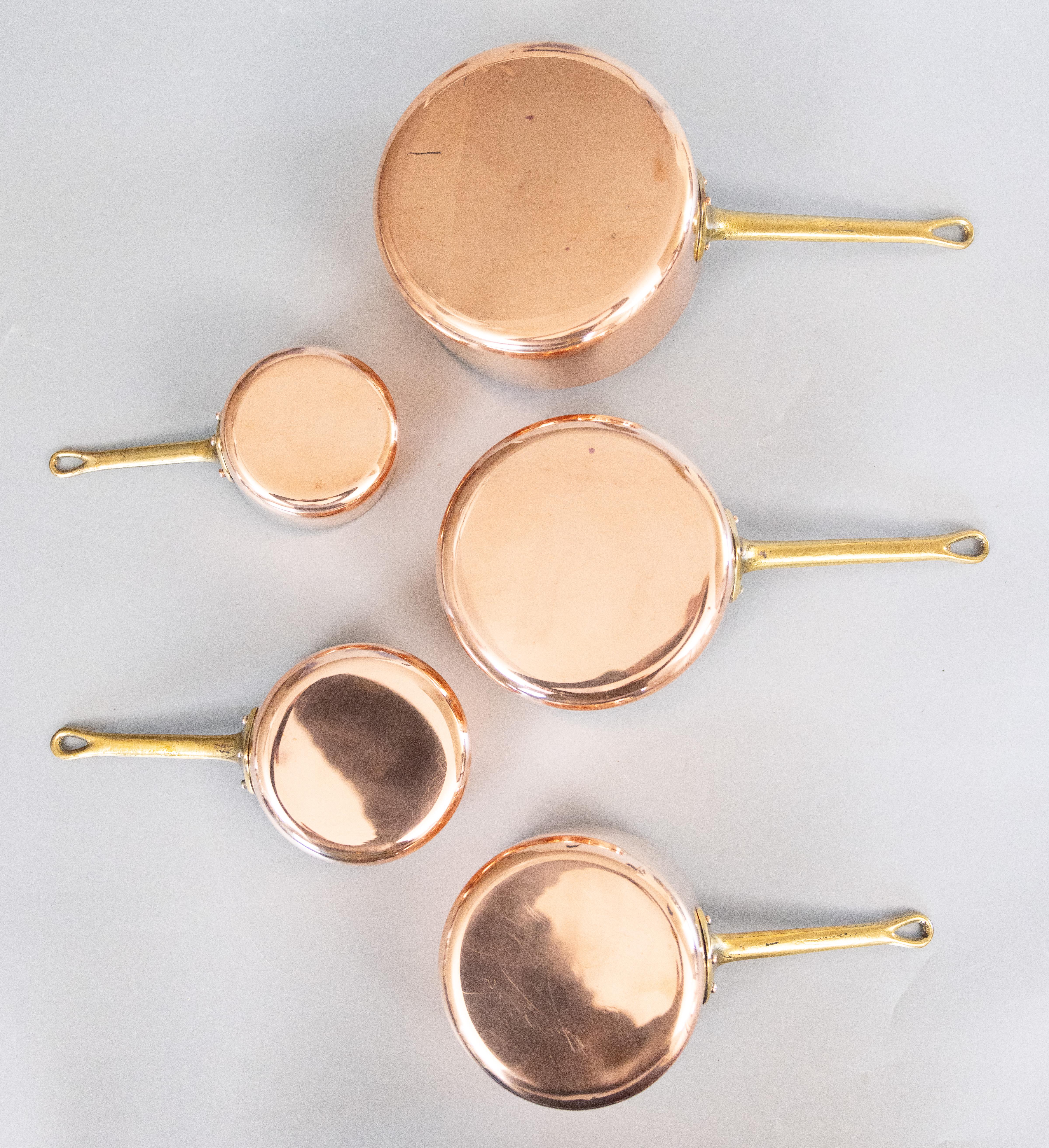 Francese Set di cinque pentole in rame e ottone di Antique French in vendita