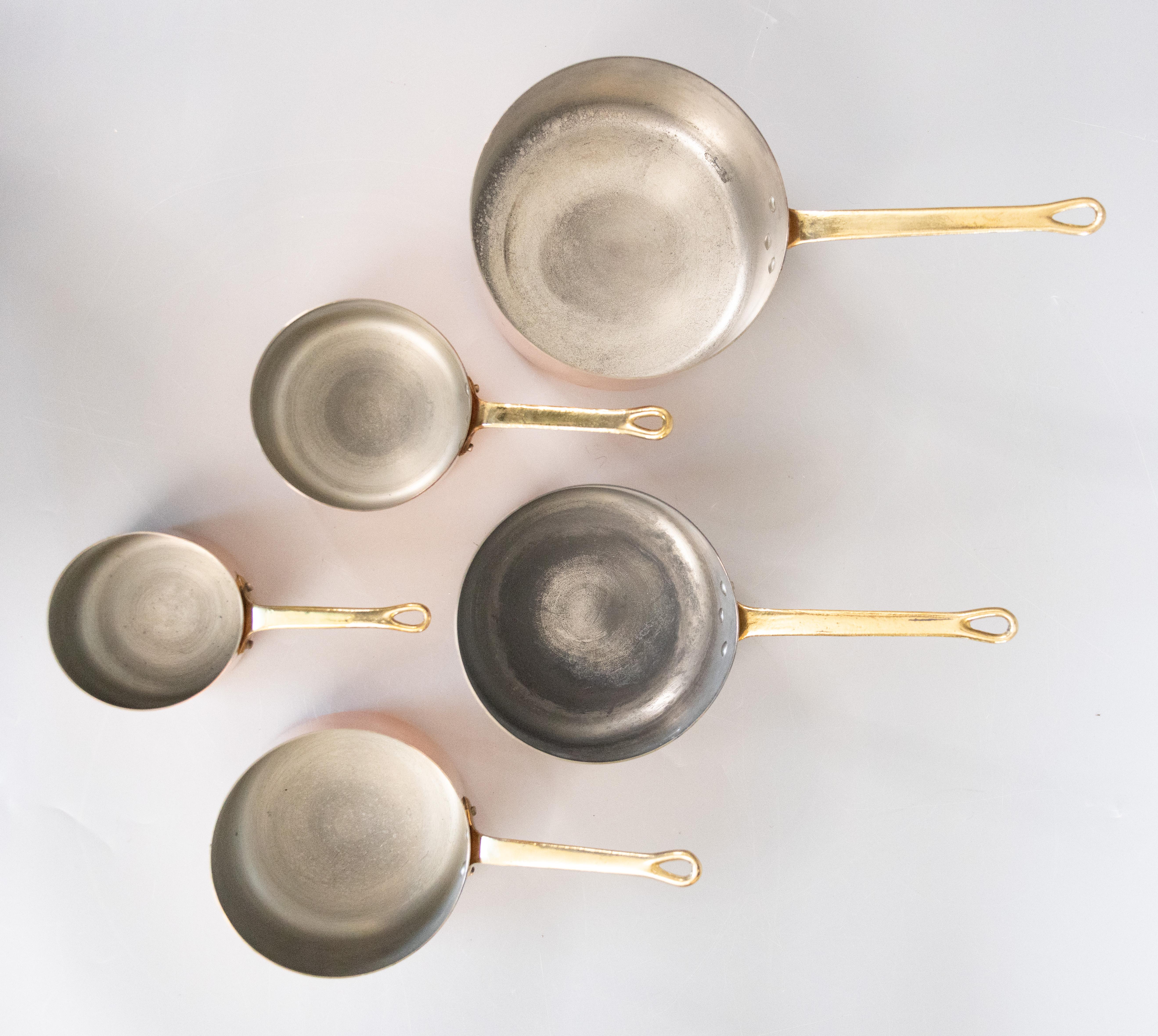 Set di cinque pentole in rame e ottone di Antique French In condizioni buone in vendita a Pearland, TX
