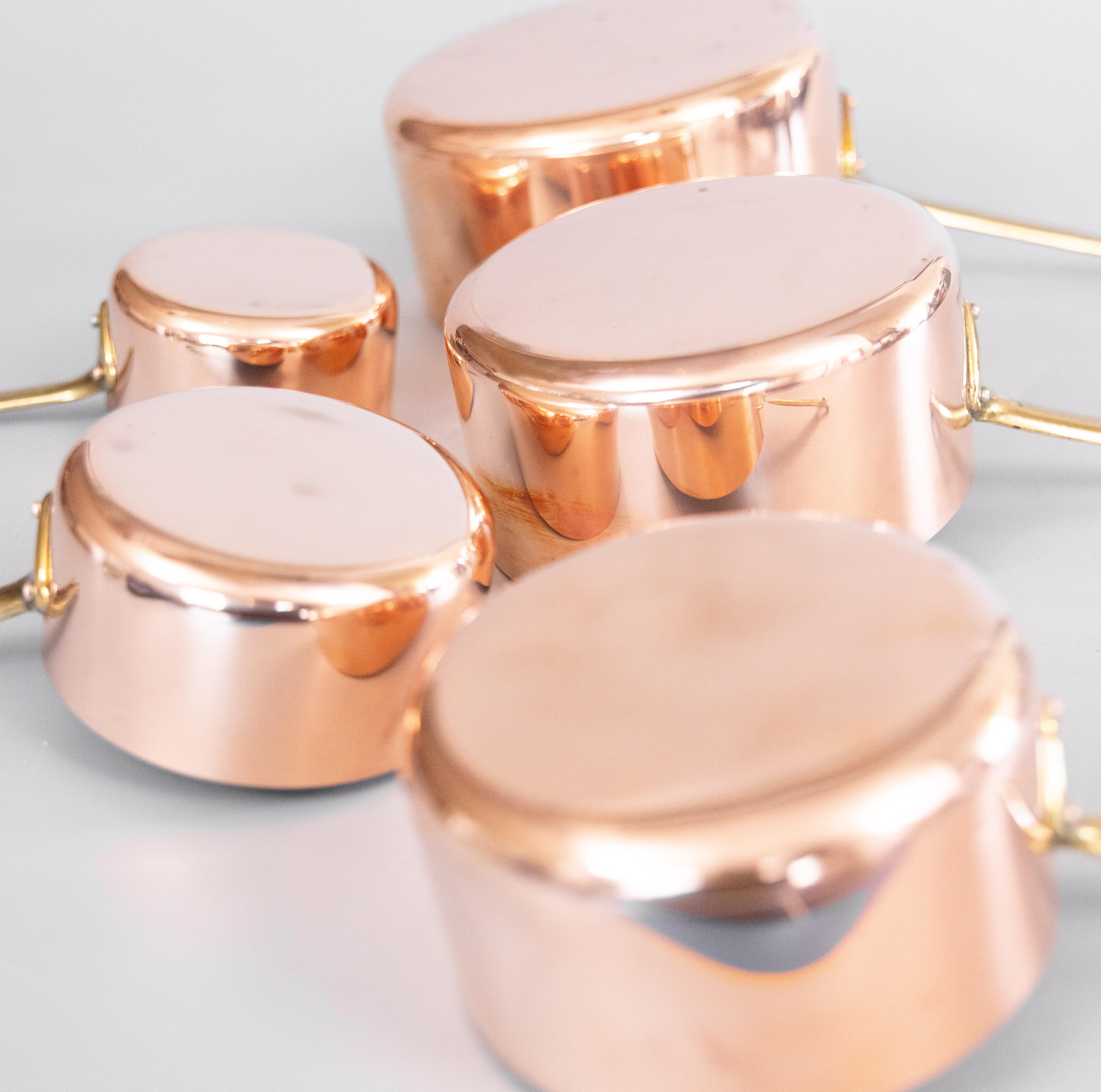 XX secolo Set di cinque pentole in rame e ottone di Antique French in vendita