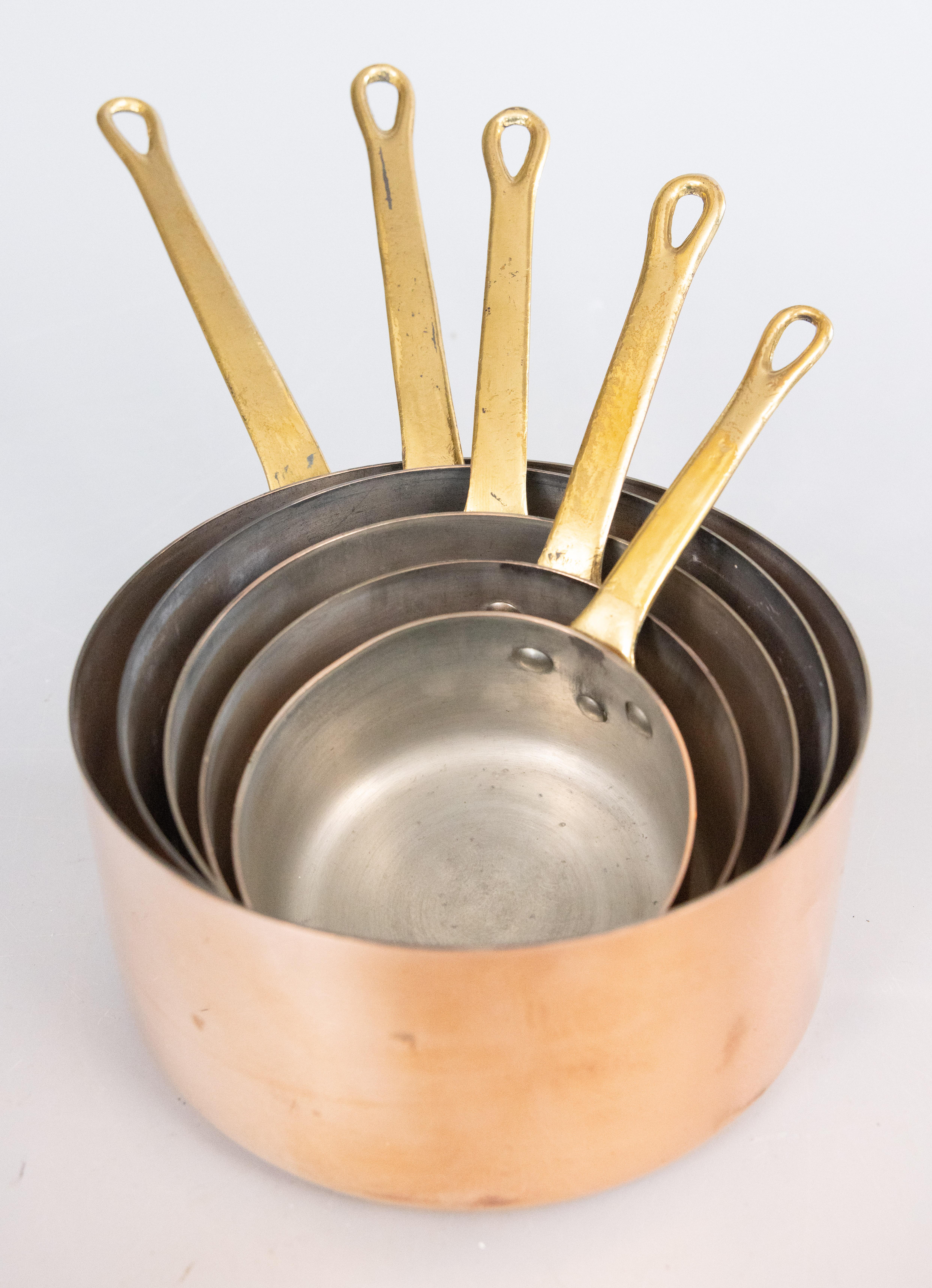 Set di cinque pentole in rame e ottone di Antique French in vendita 1