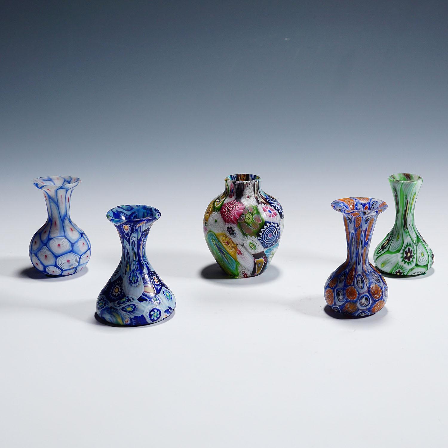 Ensemble de cinq vases Murrine anciens de Fratelli Toso, Murano

Un ensemble de cinq vases en verre murrine millefiore, fabriqués par Vetreria Fratelli Toso vers 1910-20. Tous les vases sont exécutés avec des murrines polychromes et multicolores et