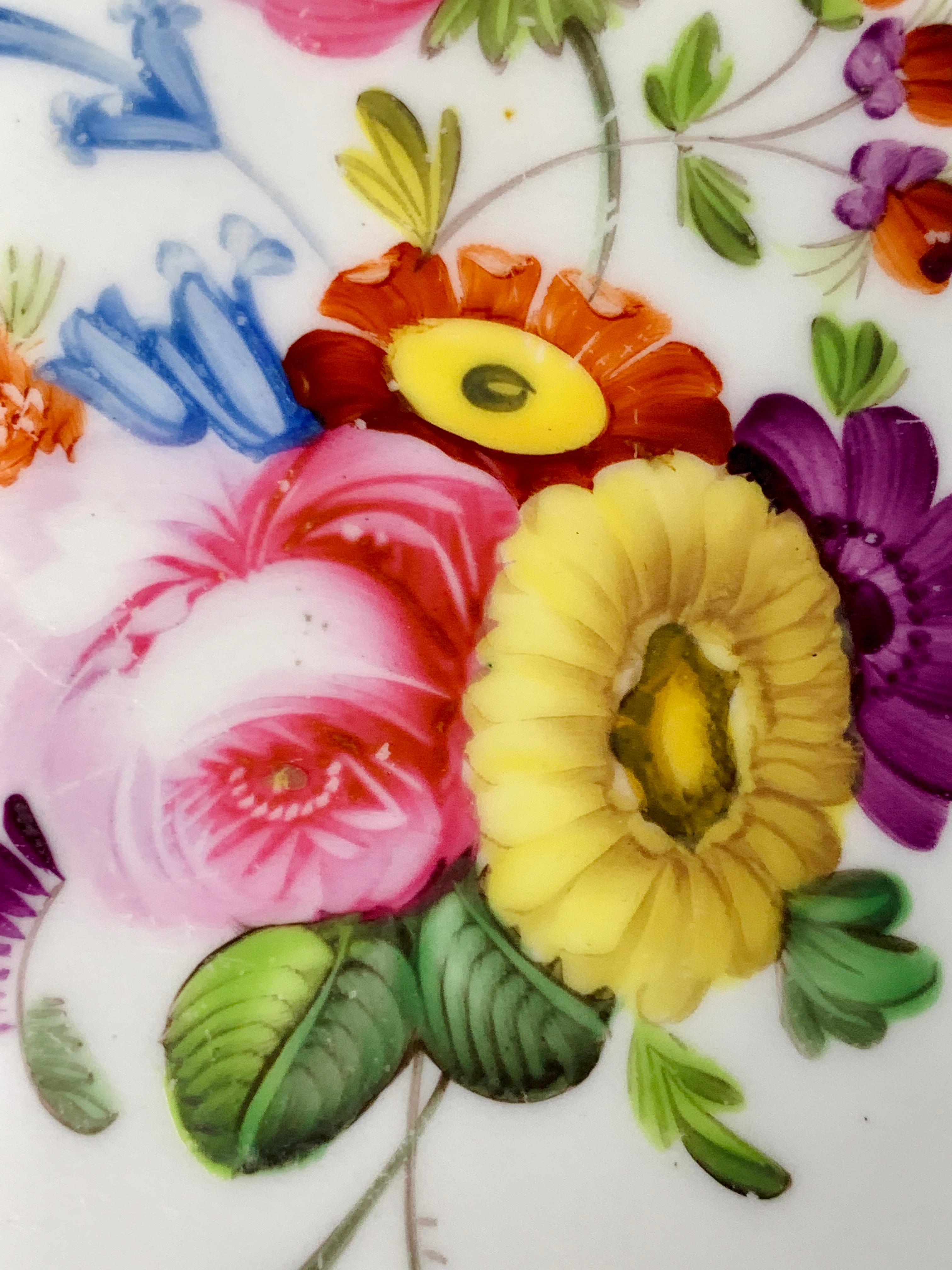 Este juego de cinco vajillas de Coalport Porcelain se fabricó en Inglaterra hacia 1830. 
En el centro de cada una hay un ramo de exquisitas flores pintadas a mano. 
Las imágenes en primer plano muestran la excepcional pintura floral.
Un ancho borde
