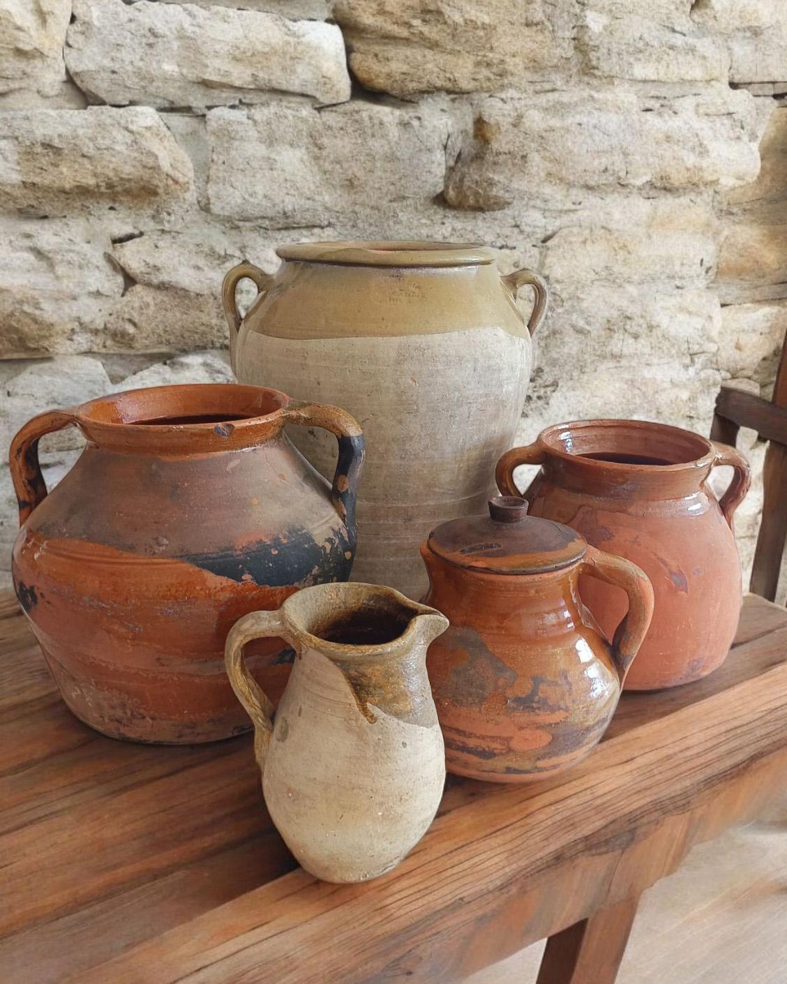 Antico set di 5 pezzi di ceramica spagnola rustica, fine XIX-inizio XX secolo

Una bellissima collezione di cinque antiche ceramiche spagnole, ognuna delle quali presenta una storia e un carattere ricchi. 

Questo set comprende:

Un barattolo grande