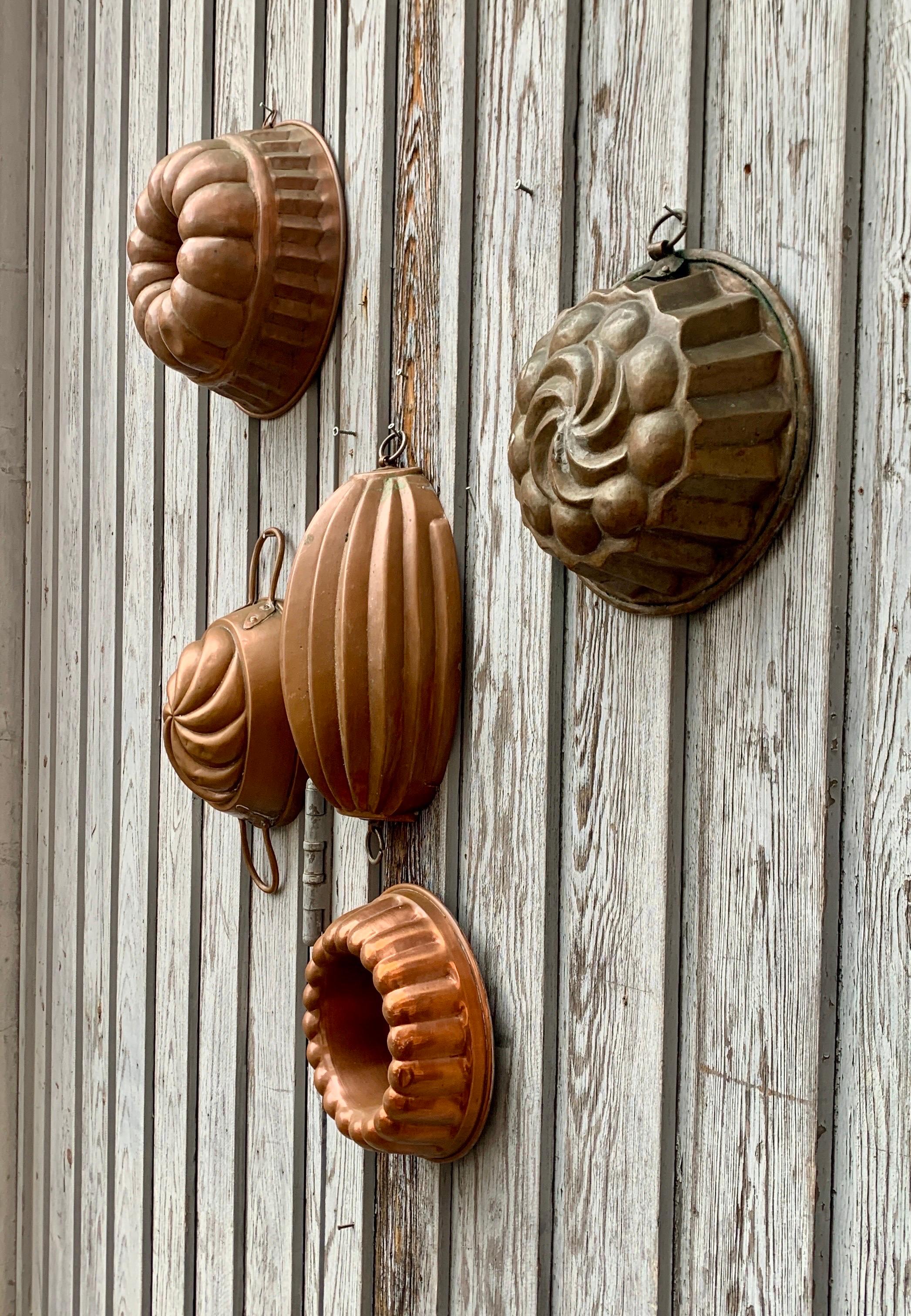 Juego de cinco moldes suecos antiguos de cobre para tartas en venta 4