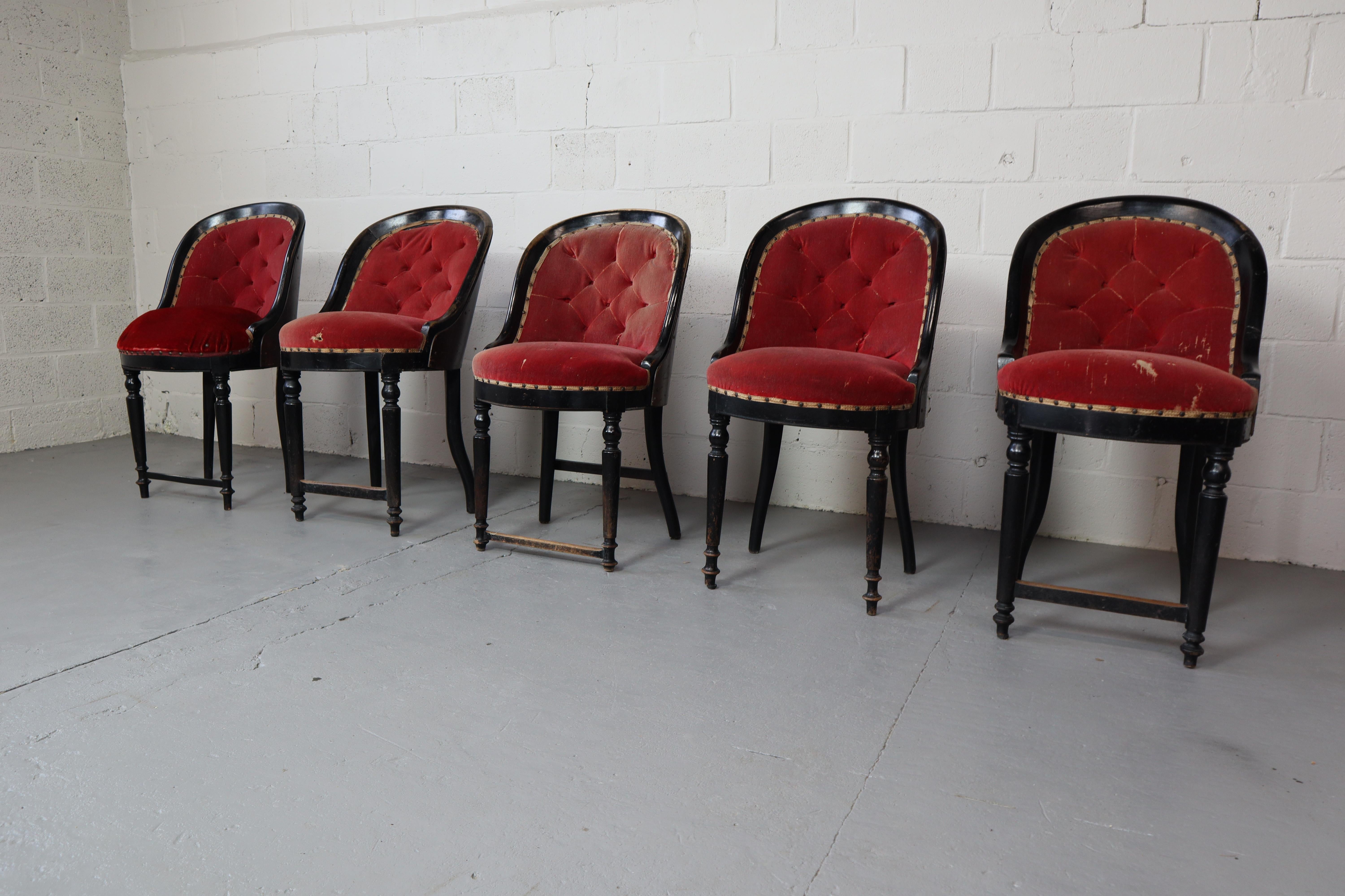Ensemble de cinq chaises de théâtre antiques, avec une belle patine ! Sellerie d'origine en velours rouge !
ils proviennent d'un ancien théâtre de Bruges (Belgique).