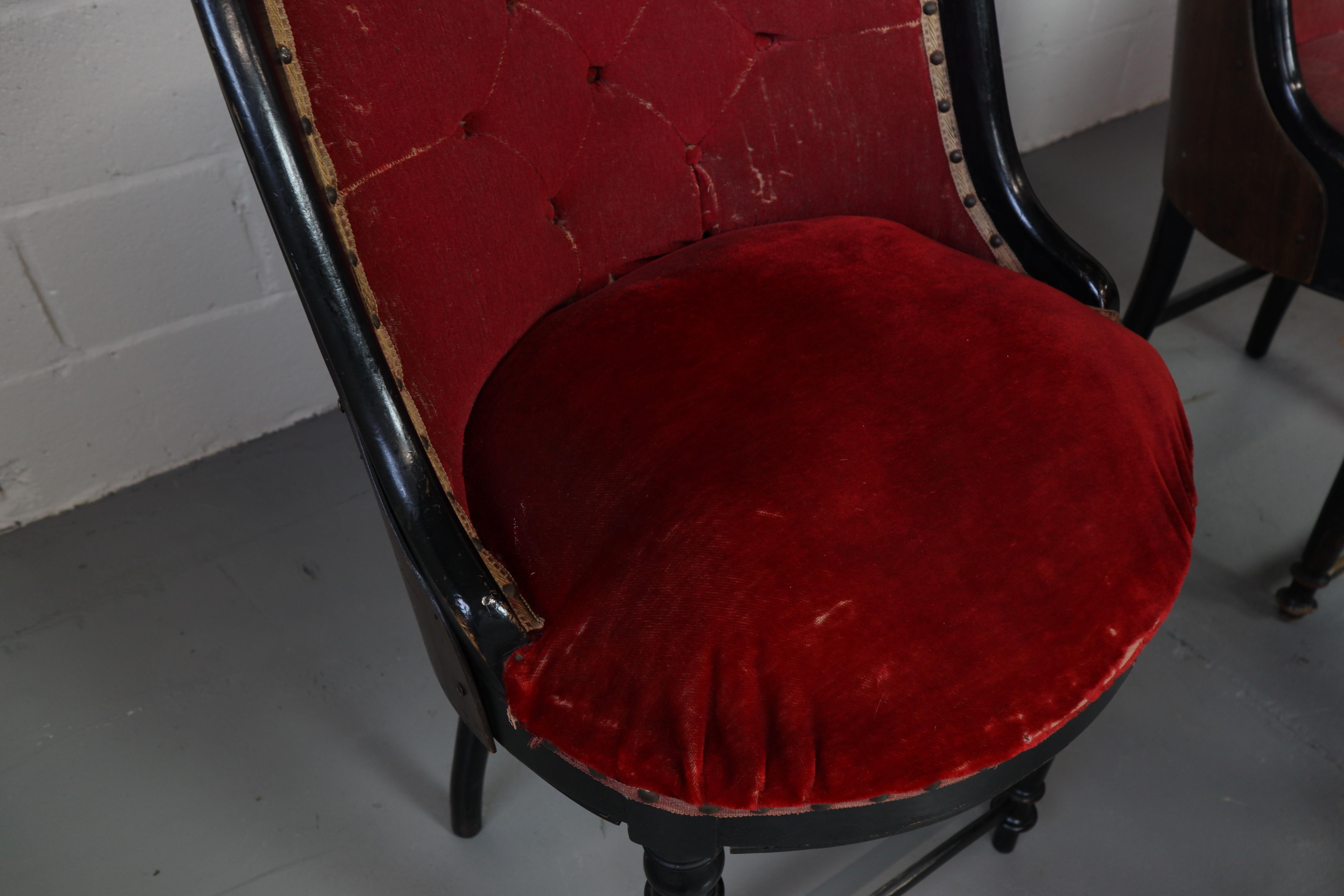 Ensemble de cinq chaises de théâtre anciennes en vente 12