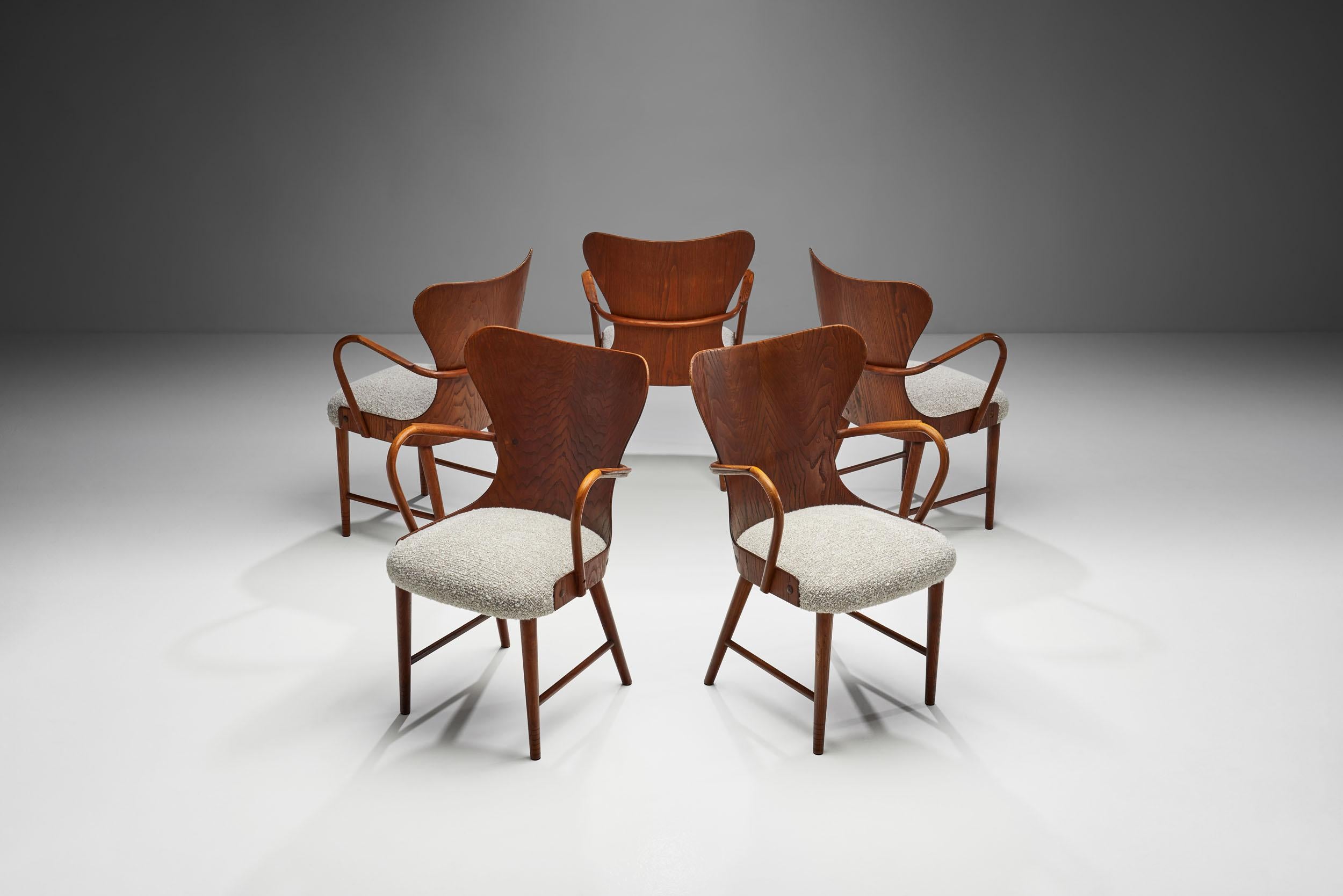The chairs of this Søren Hansen set are the Danish designer’s most well-known models. This model also represents the success of Fritz Hansen’s experiments with new materials and new manufacturing methods.

These stained oak chairs stand out for