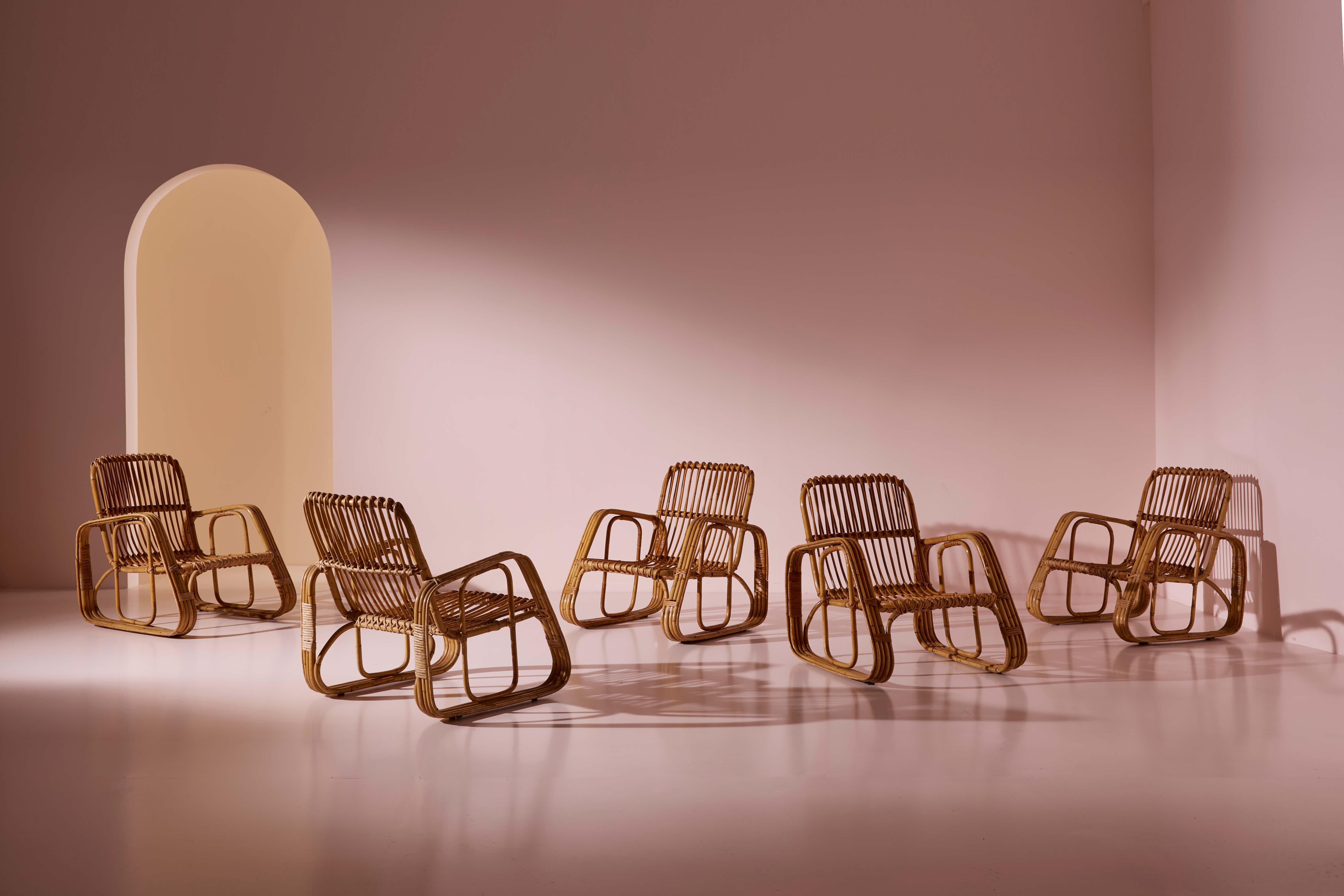 Un bel ensemble de cinq fauteuils en osier cintré et bambou - Manufacture italienne, Dal Vera, années 1960.

L'osier, le bambou et le malacca sont depuis longtemps privilégiés dans la conception de meubles en raison de leur abondance et de leur