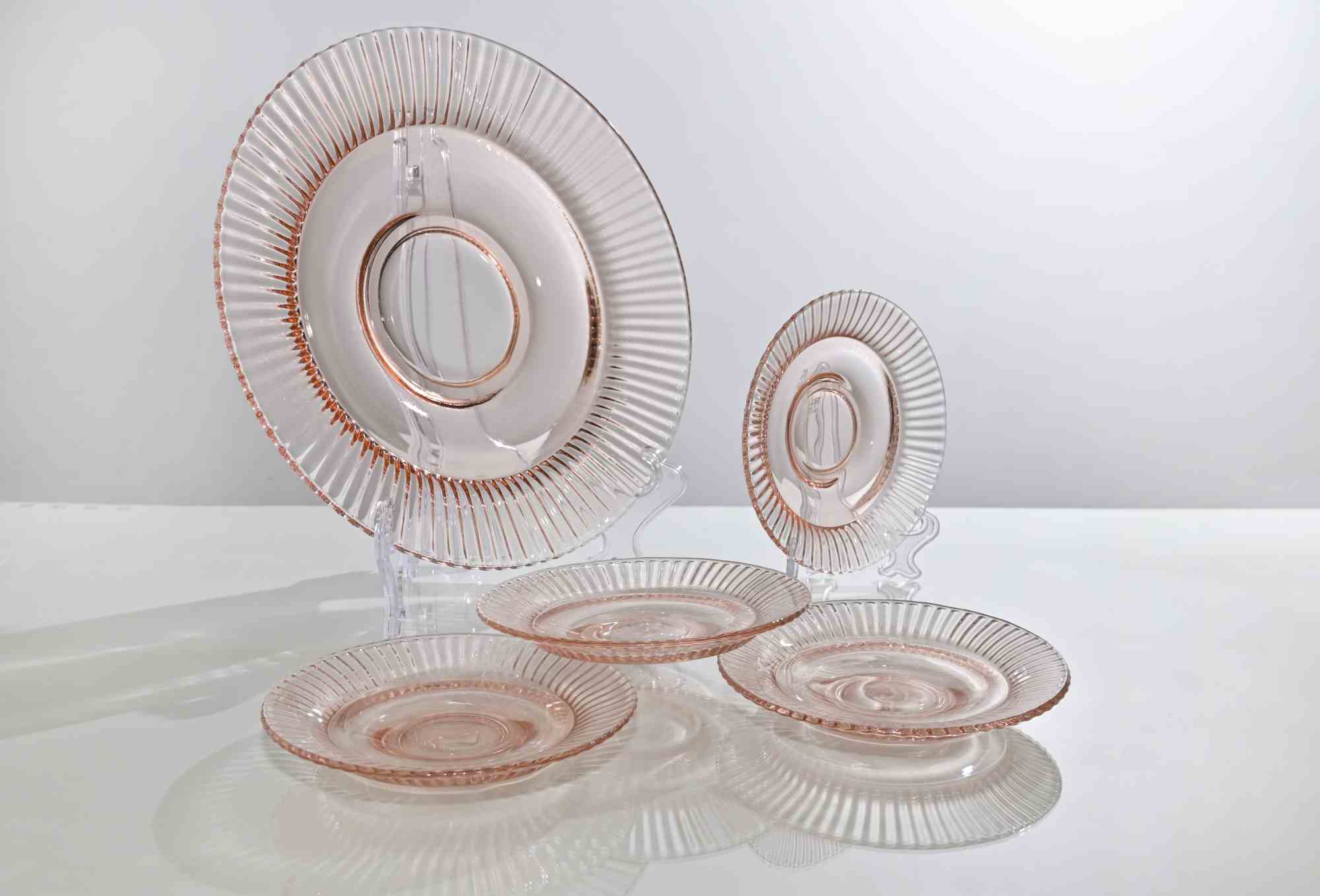 Juego de cinco platos vintage de vidrio artístico rosa transparente realizados en Italia en la década de 1970.

Plato grande: A 3,5 x P 28 cm.

Platos pequeños: A 2,5 D 15 cm.

Excelente estado.